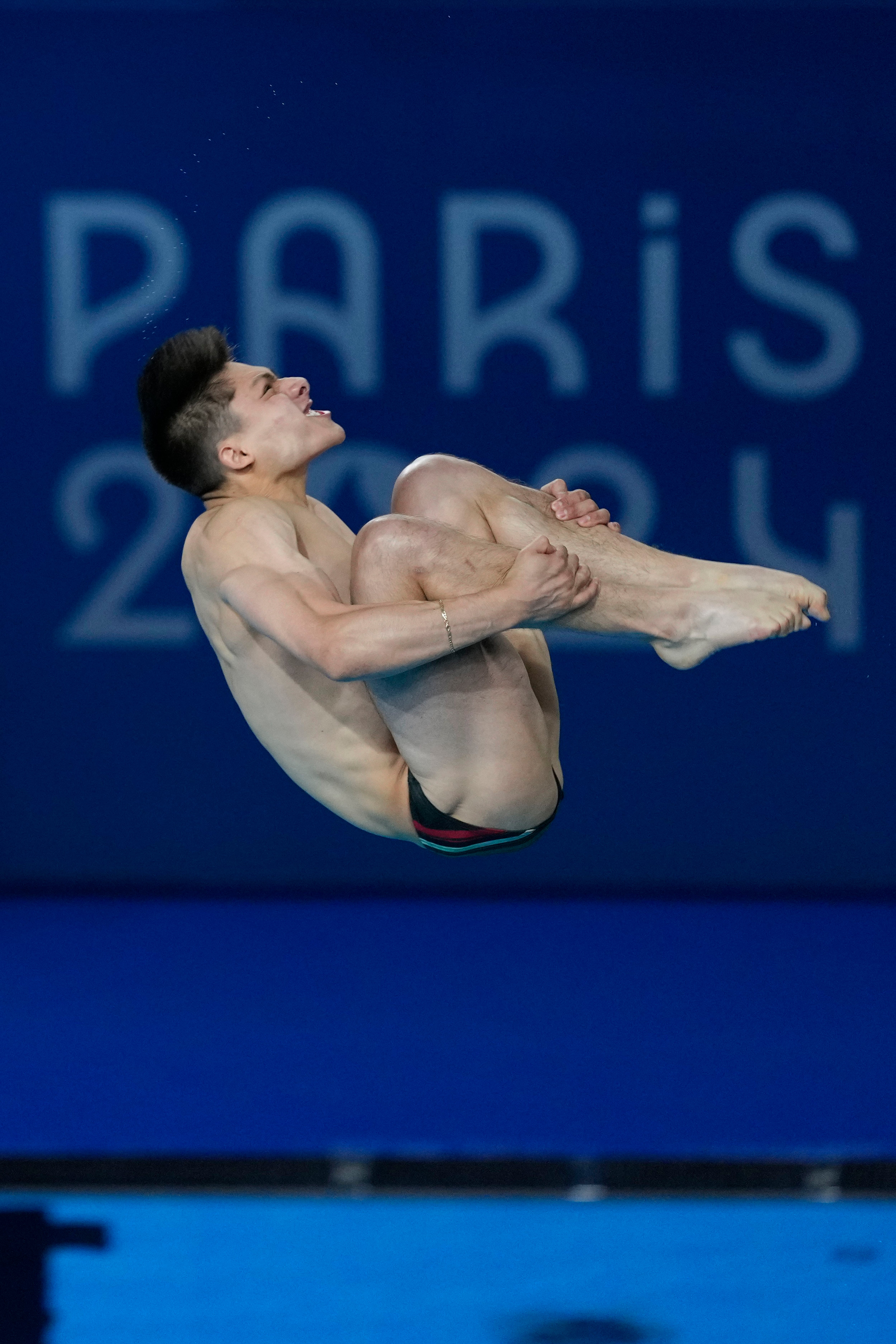 El mexicano Osmar Olvera compite en la final del trampolín de tres metros de los Juegos Olímpicos del 2024 el jueevs 8 de agosto del 2024, en Saint-Denis, Francia. (AP Foto/Dar Yasin)