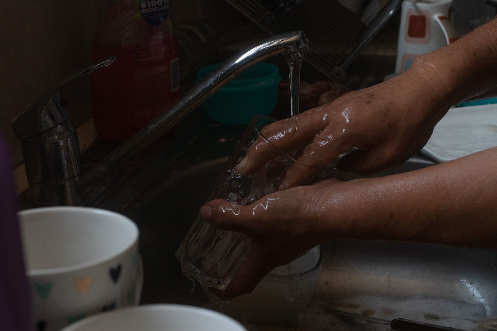 Vecinos de la Benito Juárez reportan lesiones en la piel por agua contaminada: ¿Qué contiene?