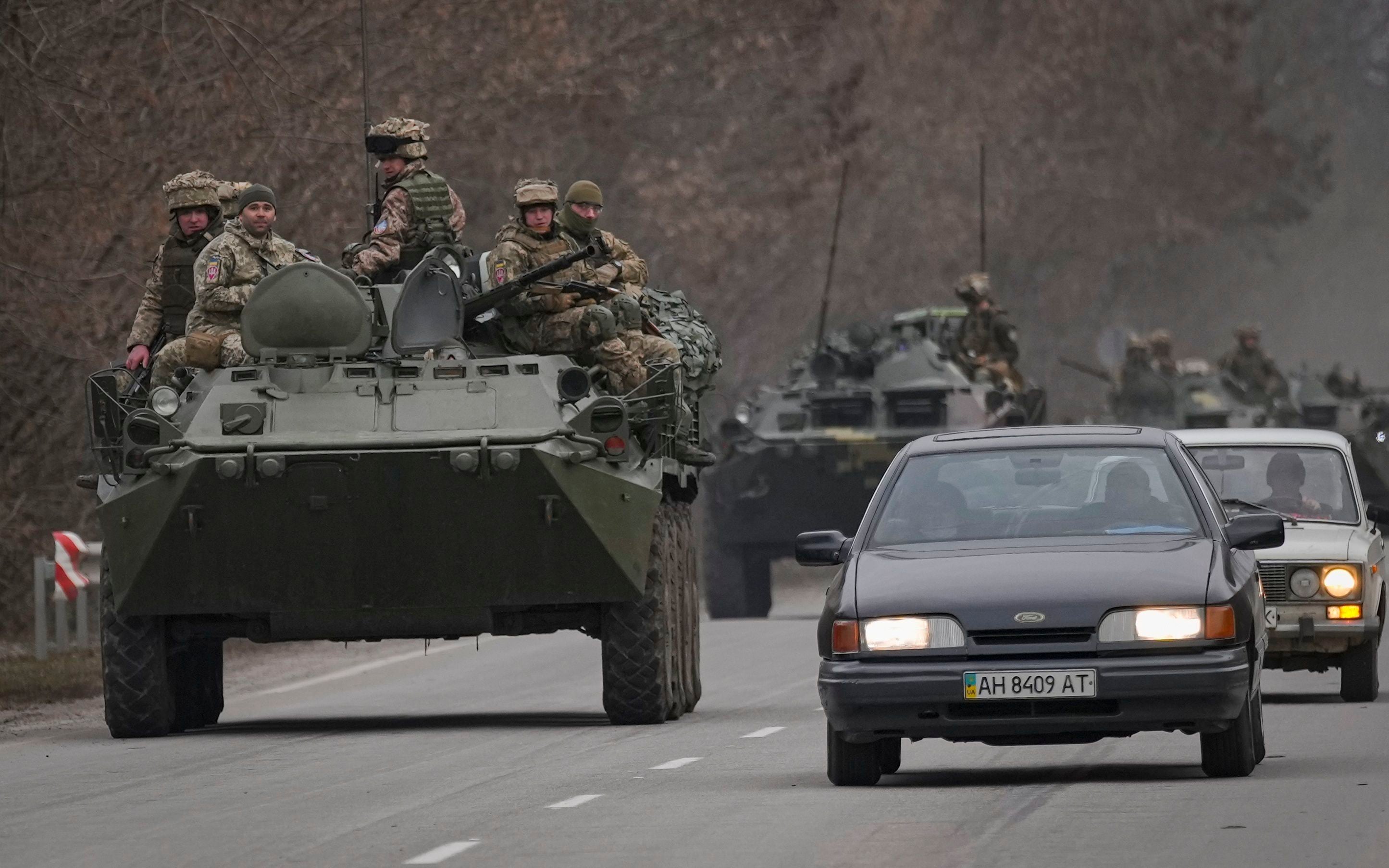 Soldados ucranianos, en vehículos blindados de tropas por una carretera en la región de Donetsk. EU ha enviado millones de dólares en apoyo militar a Ucrania.