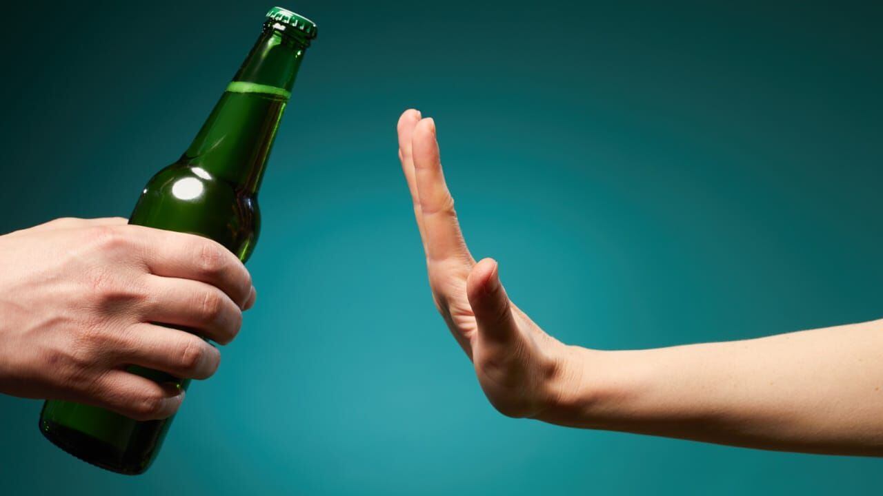 Ni una ‘copita de vez en cuando’: ¿Quiénes no deben beber alcohol? 