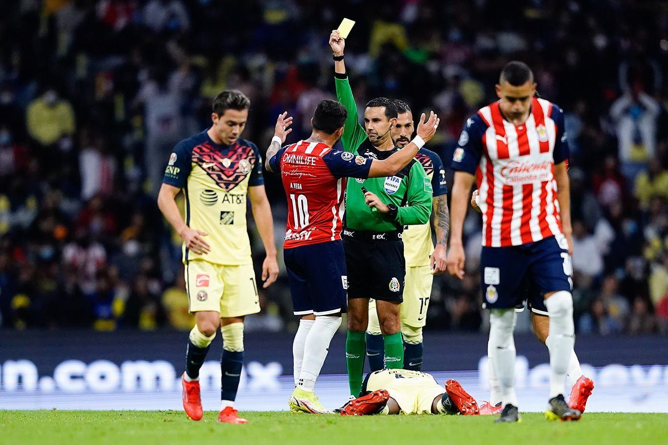 Al Clásico América vs. Chivas le faltaron goles... pero no ‘horrores’ arbitrales