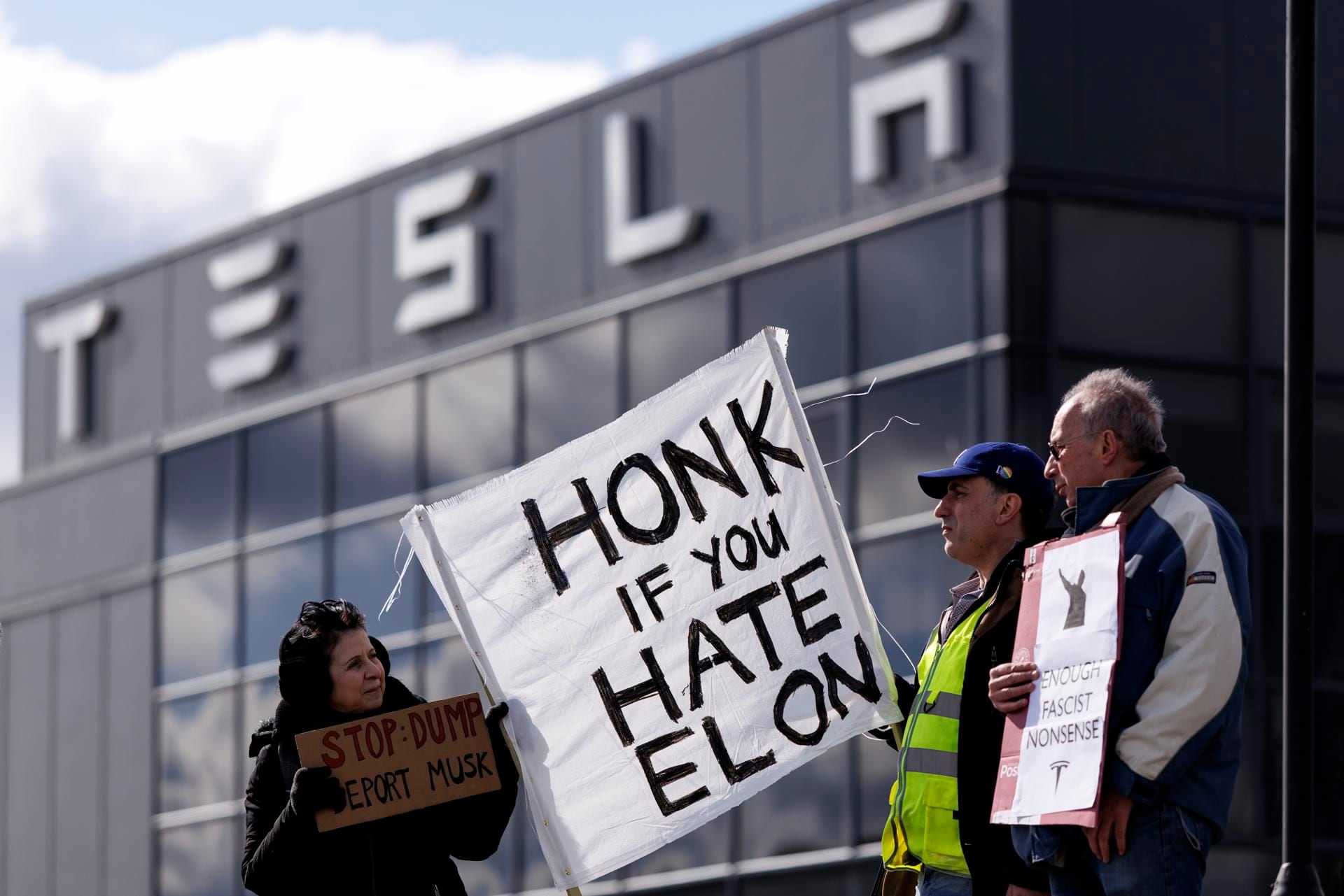 Activistas instaron a la gente a boicotear la marca Tesla, vender los coches que ya poseen y deshacerse de las acciones de la empresa.