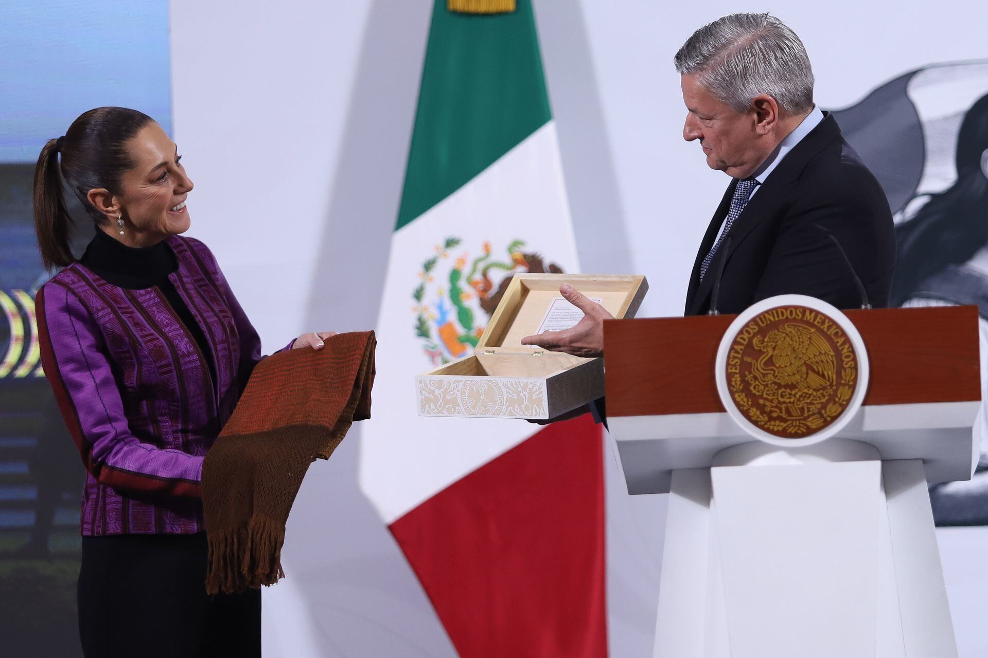 Claudia Sheinbaum, presidenta de México, recibe de manos del CEO de Netflix, Ted Sarandos, un rebozo que fue utilizado en las grabaciones de la película 'Pedro Páramo', la cual fue realizada por dicha empresa. (Foto: Cuartoscuro.com).