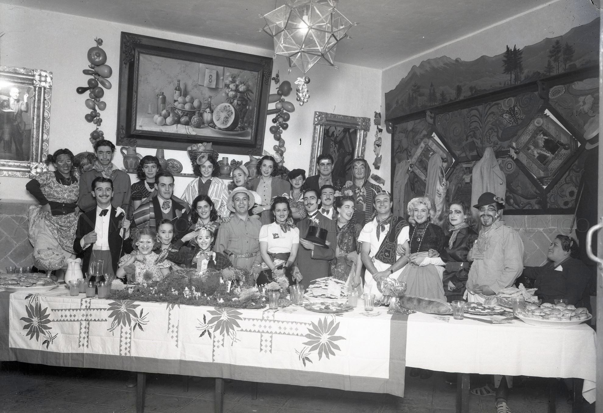 Una escena navideña a mediados del siglo XX, se observan aguas frescas, buñuelos y tortas. (Foto: AGN).