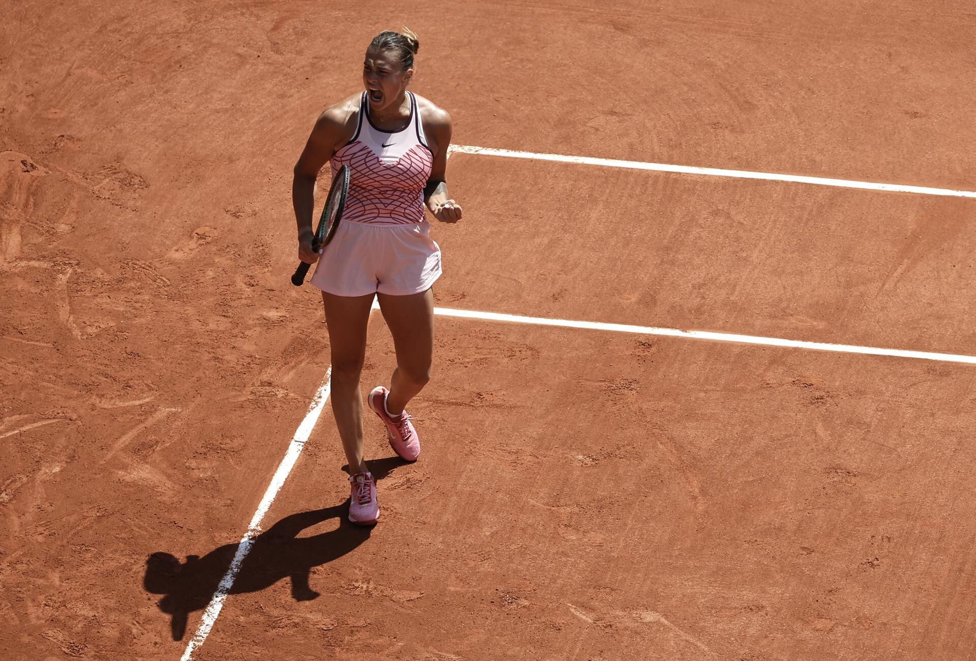 Aryna Sabalenka, tenista bielorrusa, durante el juego contra la ucraniana Marta Kostyuk en Roland Garros. (Foto: EFE)