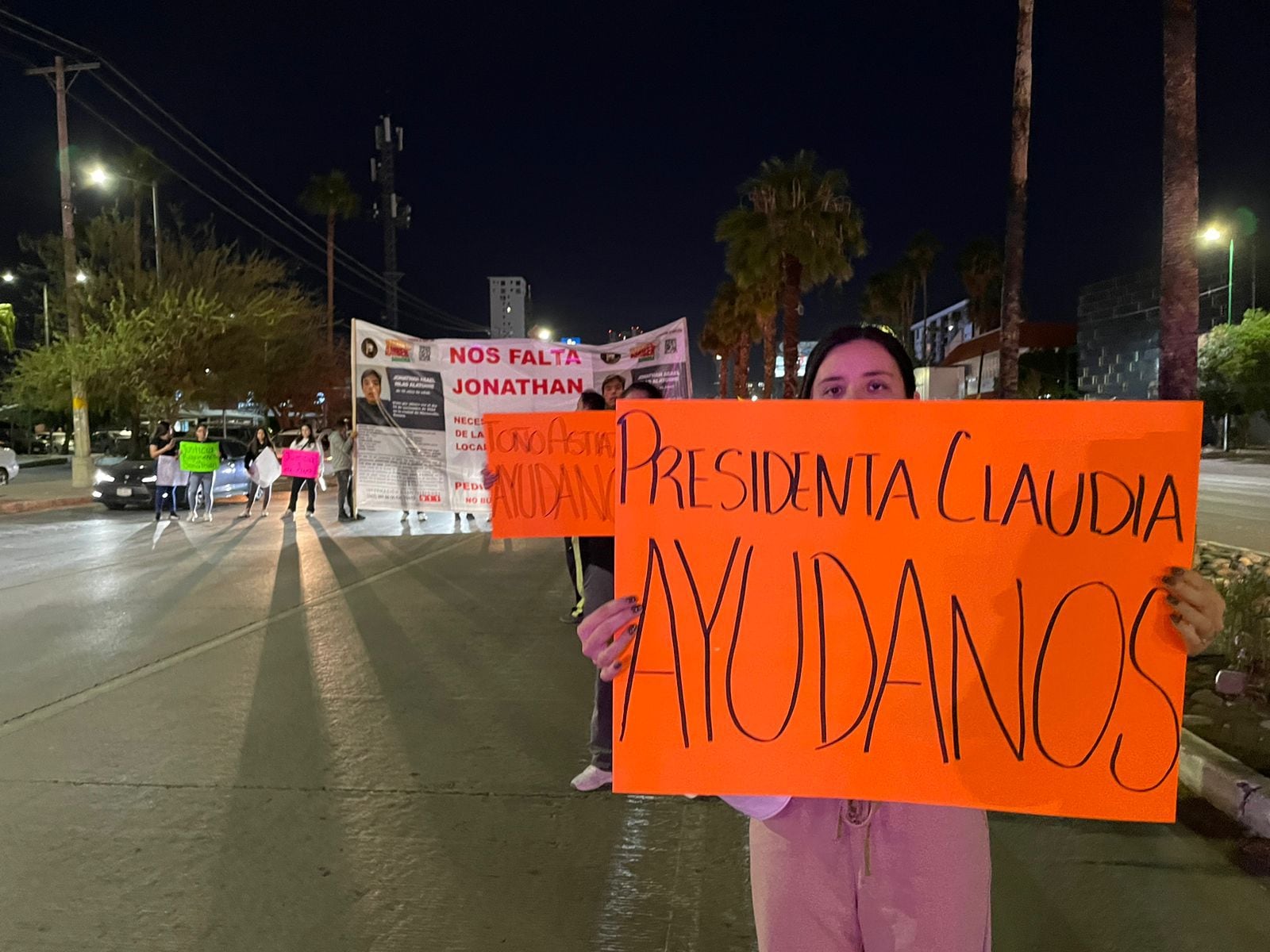 Familias y personas solidarias se manifiestan por la desaparición del joven Jonathan en Sonora.