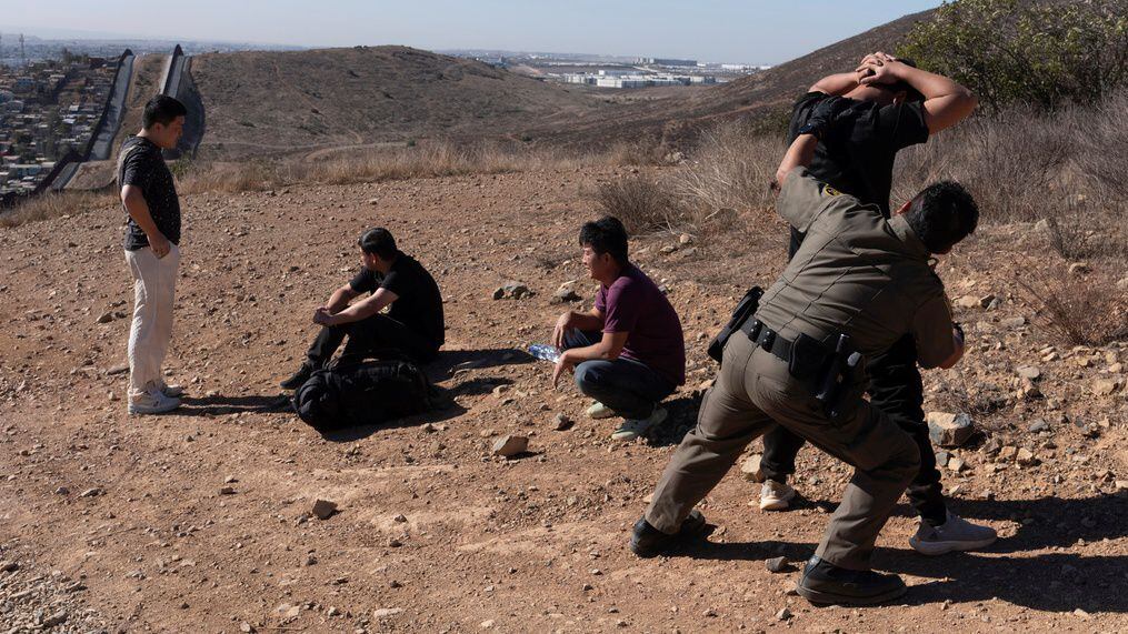 Tres hombres chinos y uno malasio se entregaron a los agentes minutos después de pasar por un hueco en el muro fronterizo. (AP)