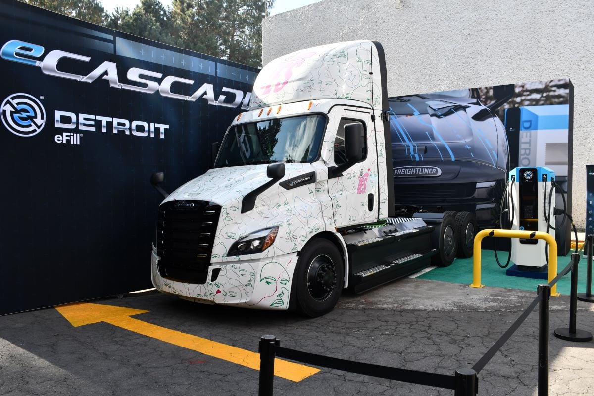 Daimler Truck México entrega primer tractocamión totalmente eléctrico