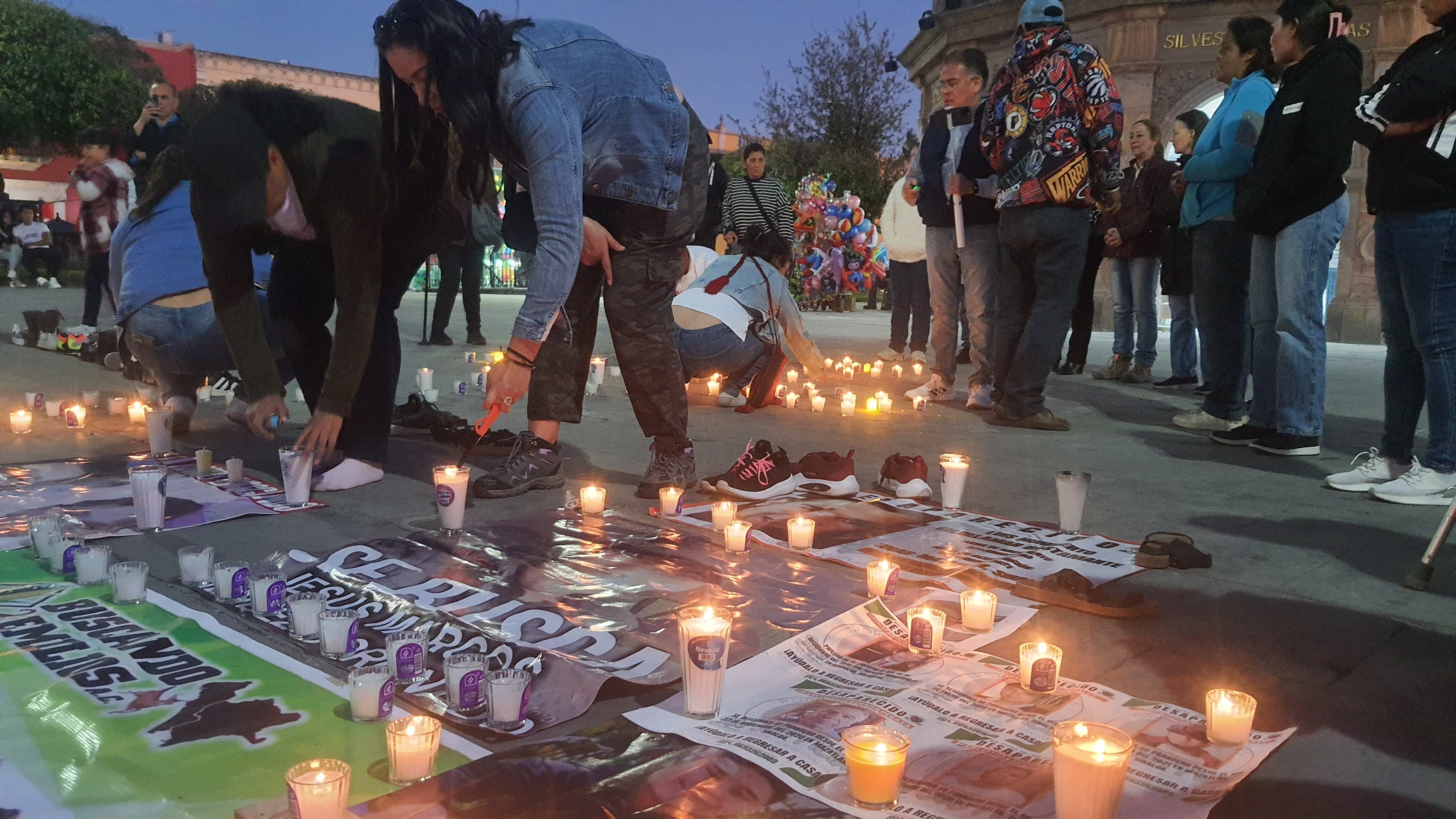 Cientos de durangueses encendieron velas para recordar a los desaparecidos en la jornada de luto por Teuchitlán. (Foto: Martha Casas/Corresponsal)