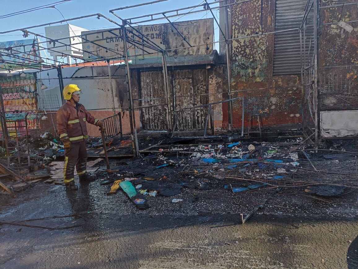 Incendio consume 2 puestos en Feria ‘Los Angelitos’, en Tulancingo, Hidalgo 
