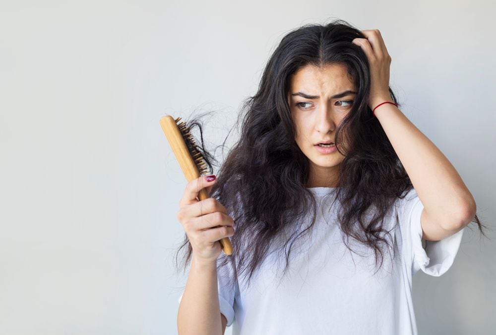 La aplicación de aceites esenciales en el cabello busca aminorar los daños causados por el ambiente, el uso de herramientas de calor, tintes o productos. (Foto: Shutterstock).