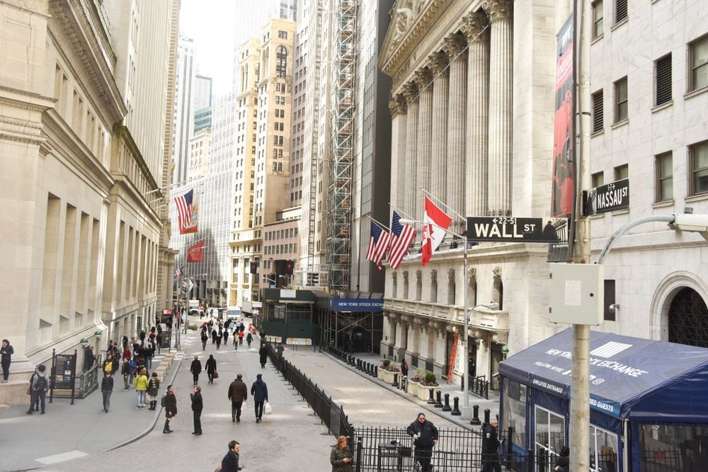 Caída estrepitosa en Wall Street tras histórico aumento a tasa de la Fed