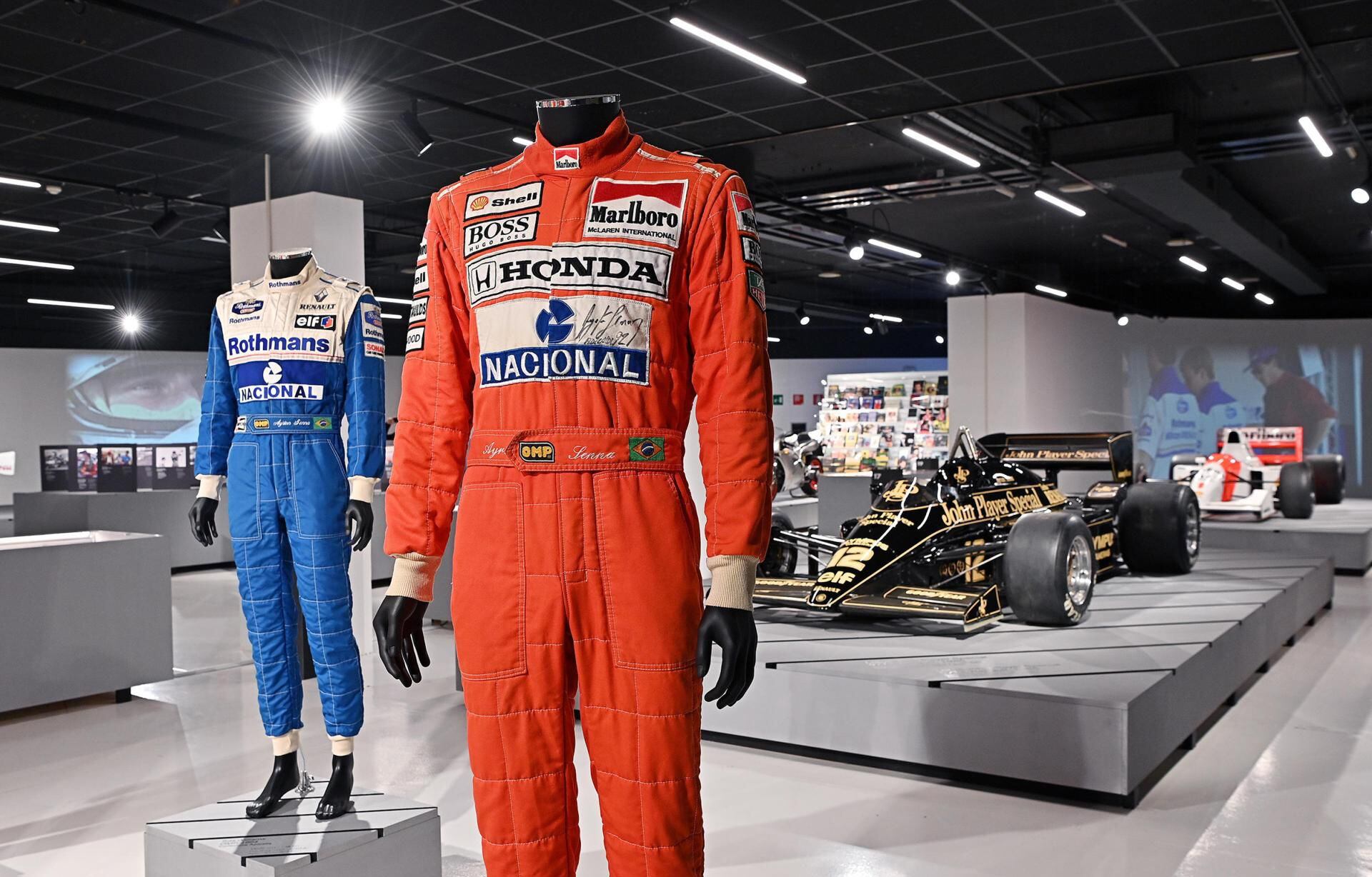 Trajes de carreras pertenecientes al piloto brasileño Ayrton Senna.