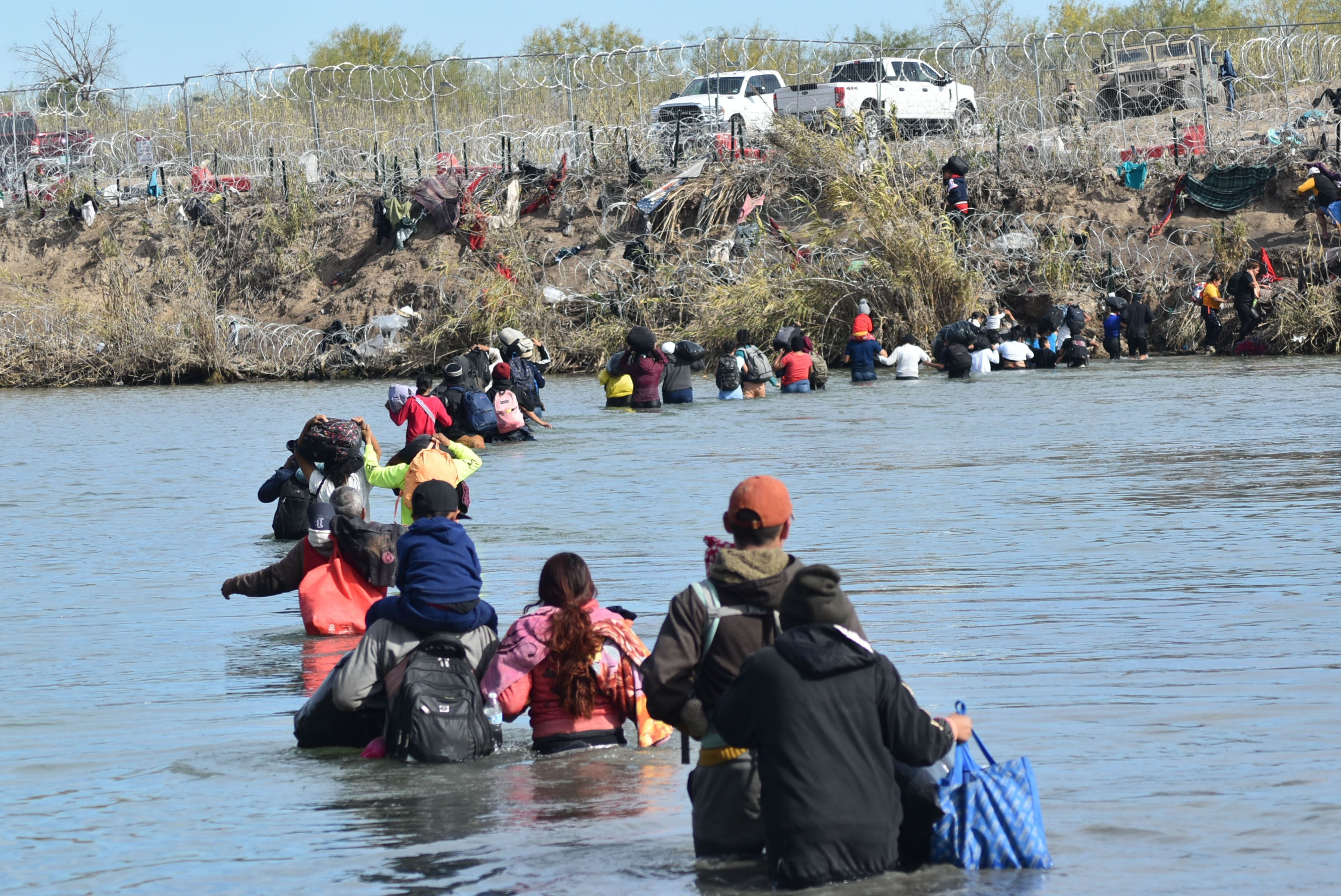 HRW pide a México rechazar restricción de asilo en EU previo a reunión con Blinken