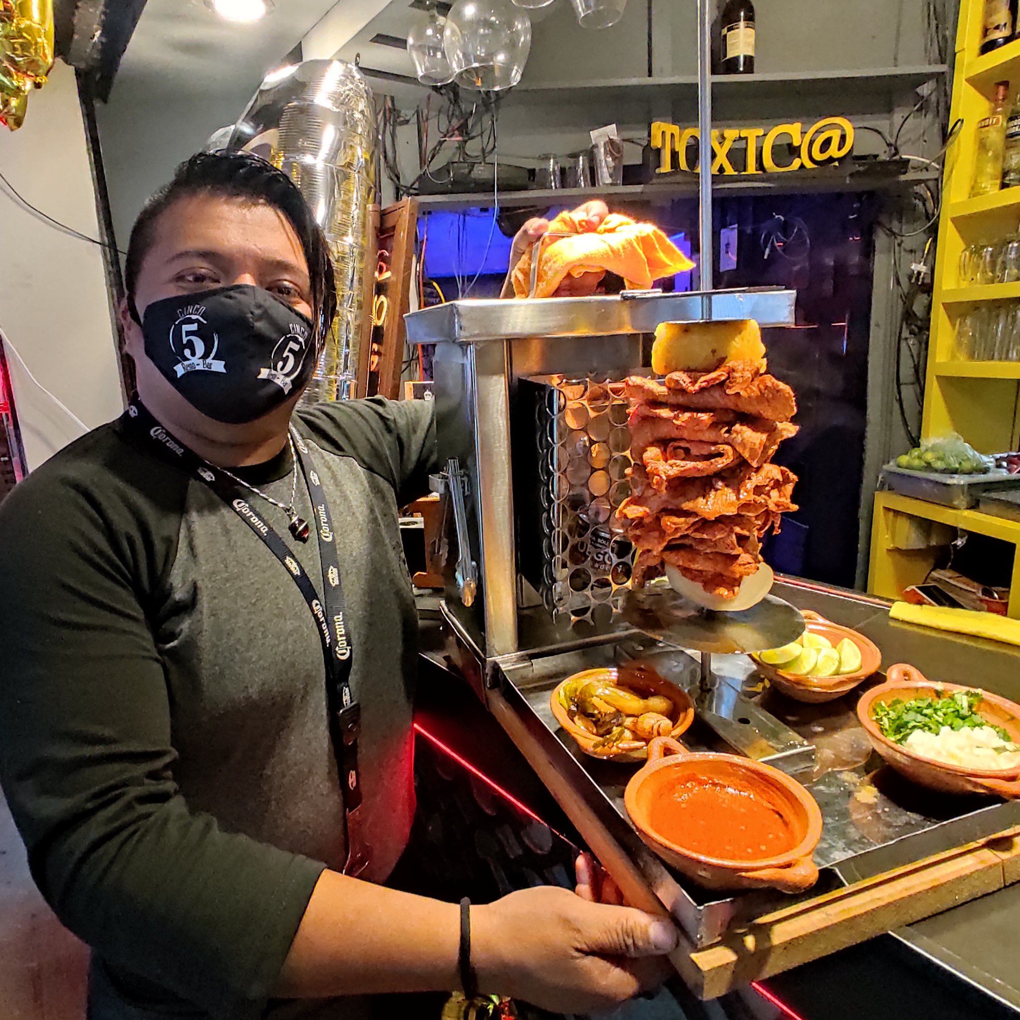 El mini trompo al pastor tiene un kilo de carne.