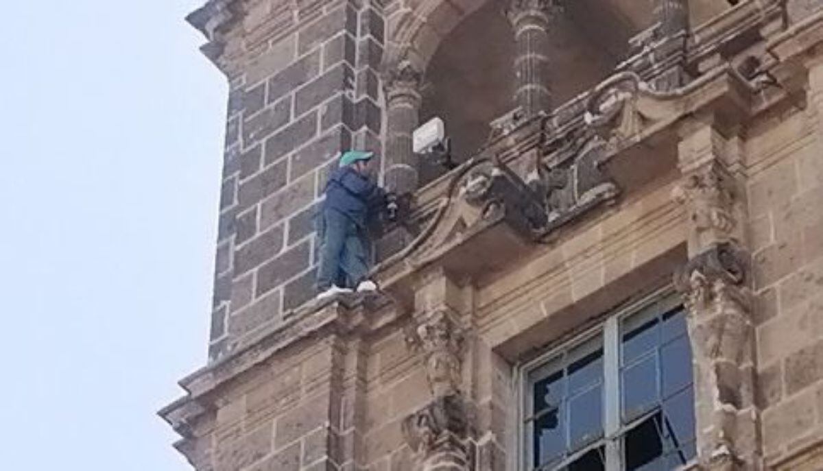 Hombre amenazaba con lanzarse desde edificio de Gobierno en el Zócalo; así fue el rescate