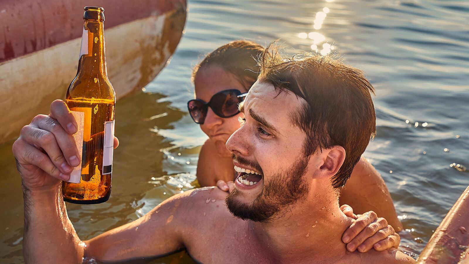 La cerveza puede deshidratarte. (Foto: Shutterstock).