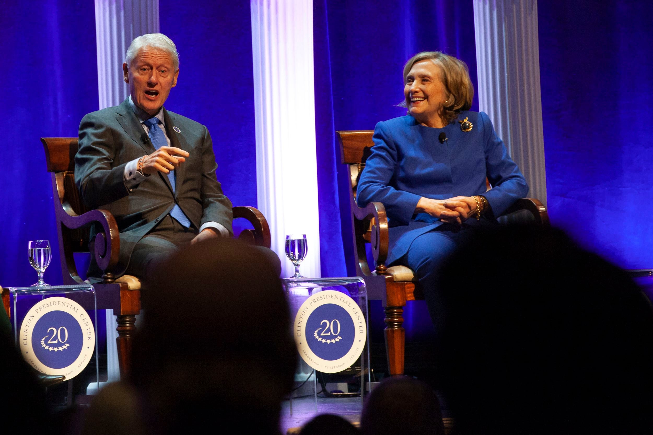 El expresidente Bill Clinton y la exsecretaria de Estado Hillary Rodham Clinton responden a preguntas de la audiencia el sábado 7 de diciembre de 2024 en el auditorio del Robinson Center, en Little Rock.