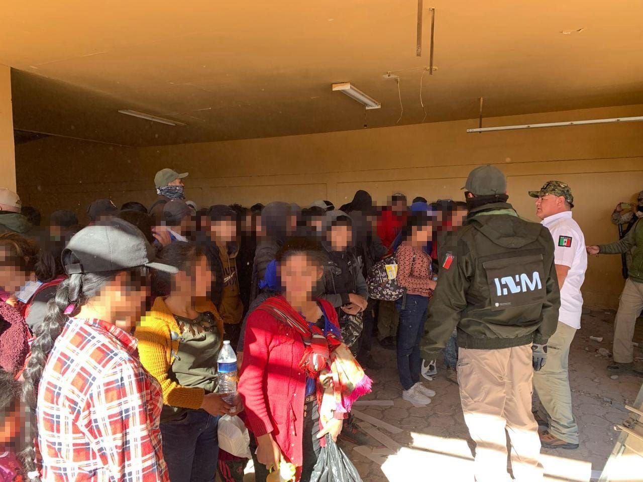 Hallan a 101 personas migrantes en casa de Santa Ana, Sonora