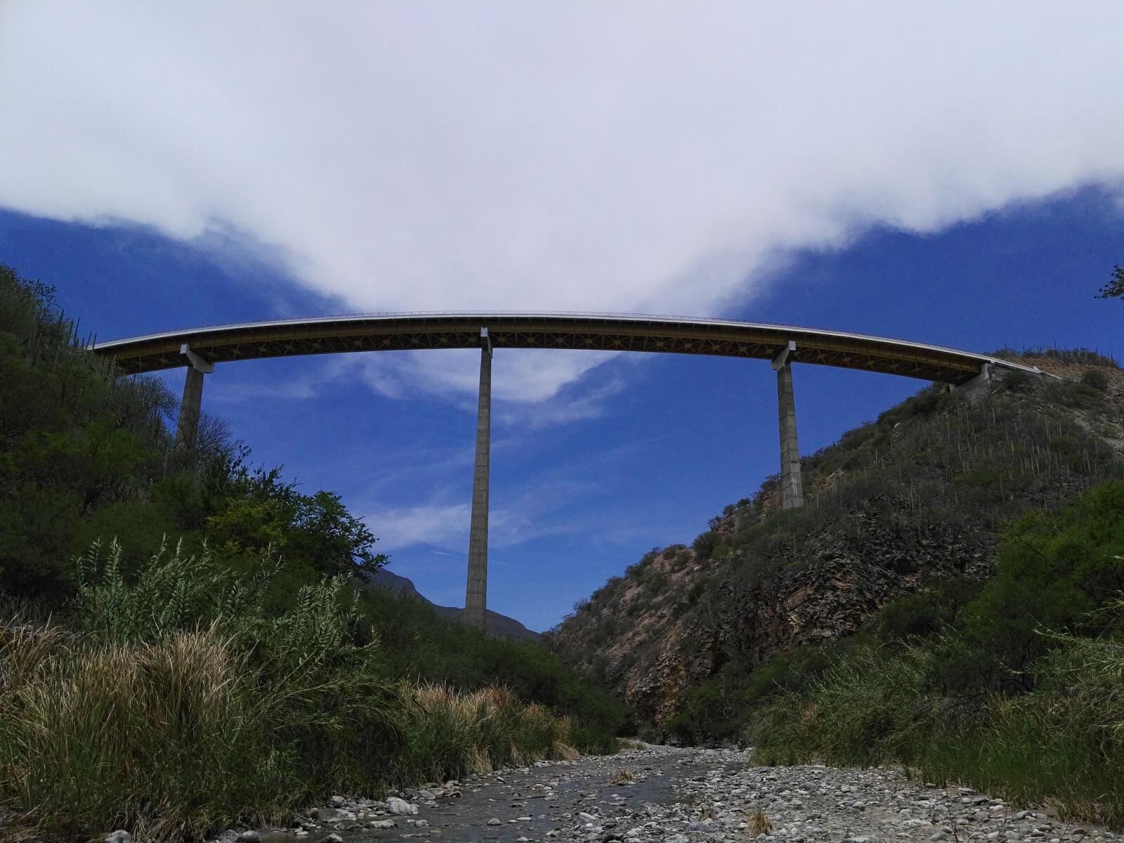 Las leyendas señalan que las apariciones paranormales ocurren debajo del Puente Calaba. [Fotografía. Especial]