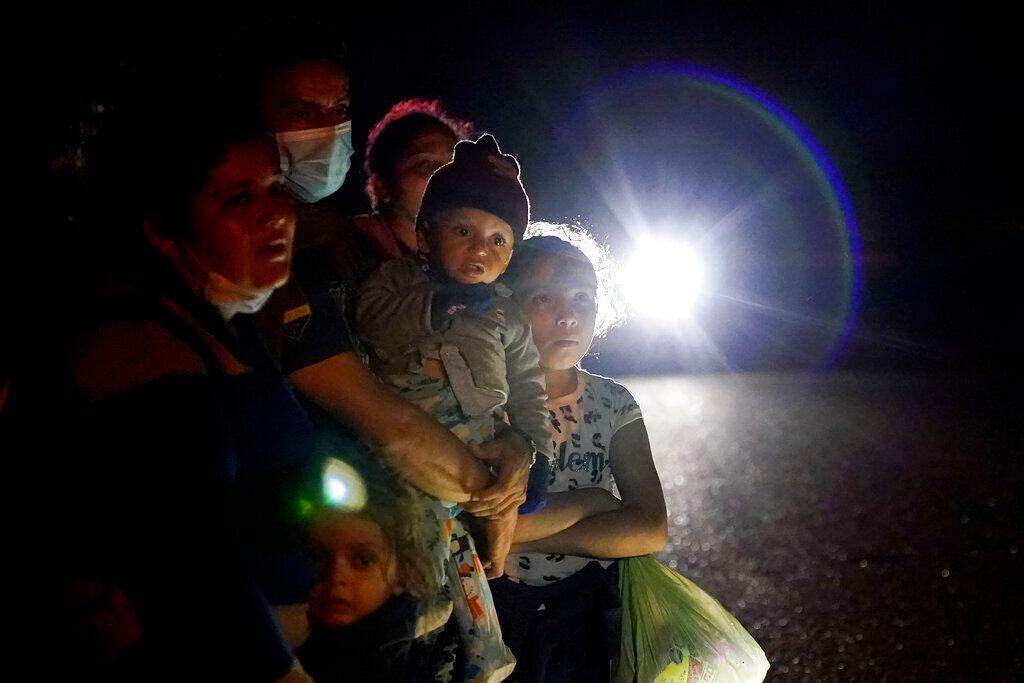 EU busca acelerar la resolución de casos de familias migrantes en frontera con México