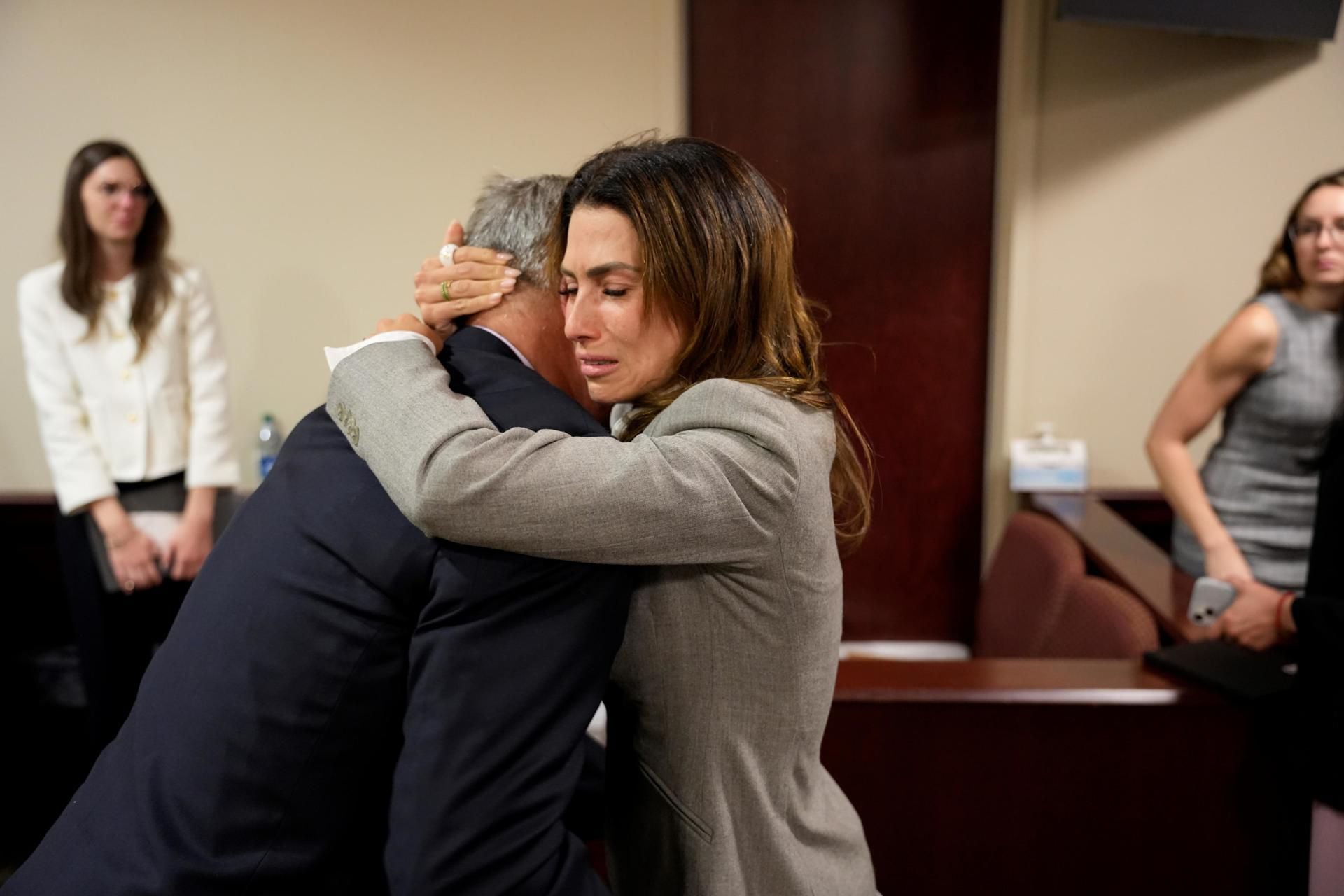 Alec Balwin abrazó a su familia al finalizar el juicio. (Foto: EFE)