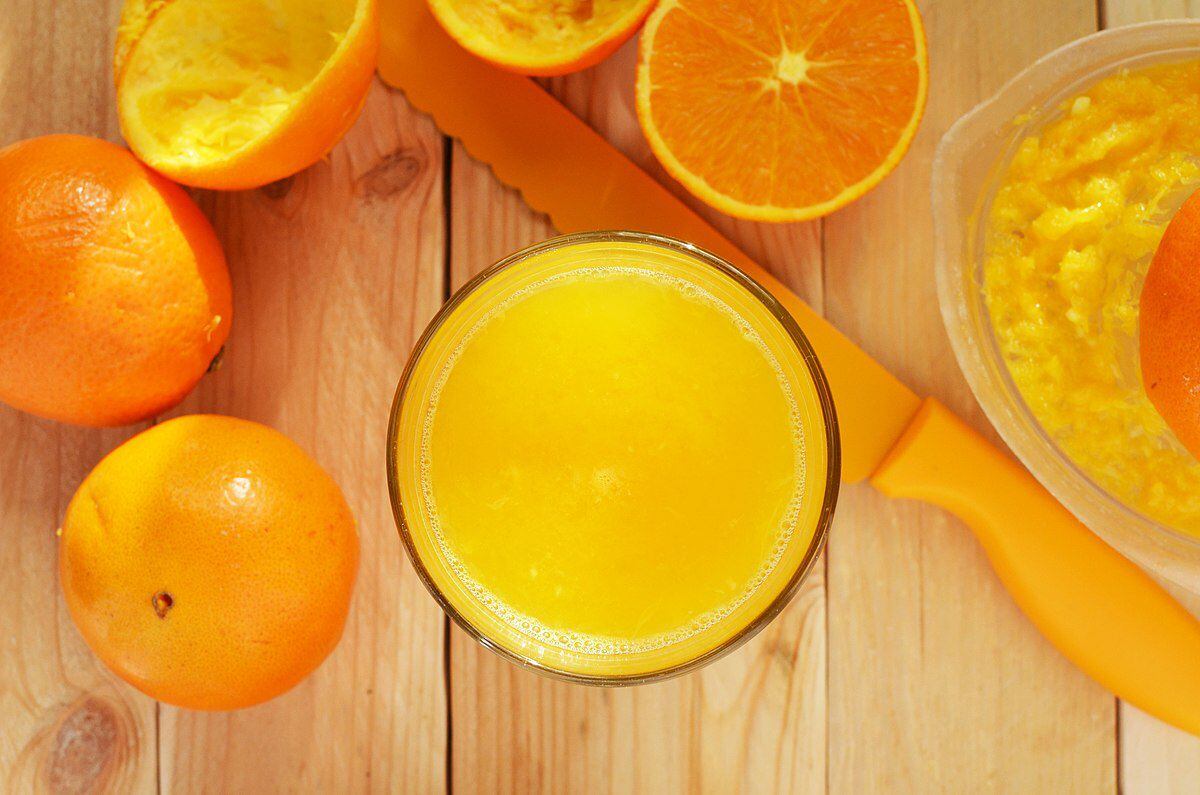 Es mejor consumir la fruta entera de la naranja que solo su jugo, aunque personas con enfermedades renales deben evitarlas. (Foto: Wikimedia Commons)