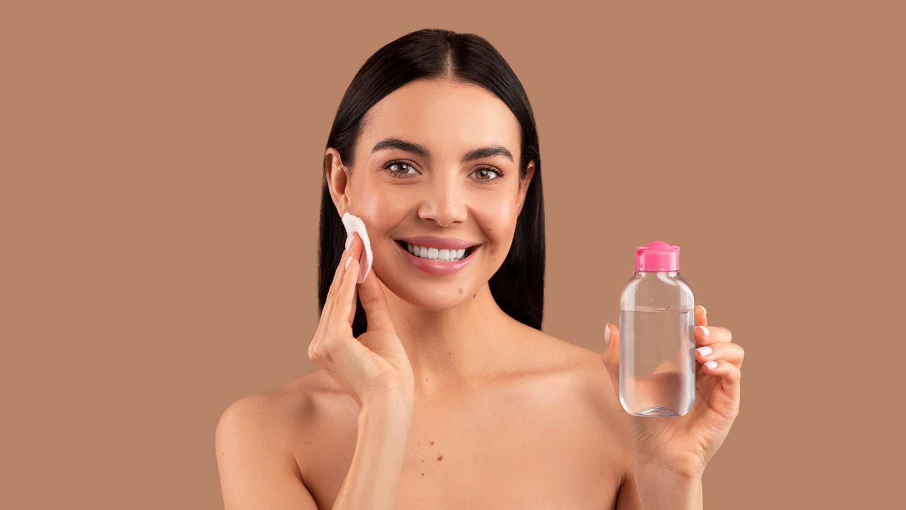 Considera tu tipo de piel e ingredientes antes de utilizar agua micelar. (Foto: Shutterstock)