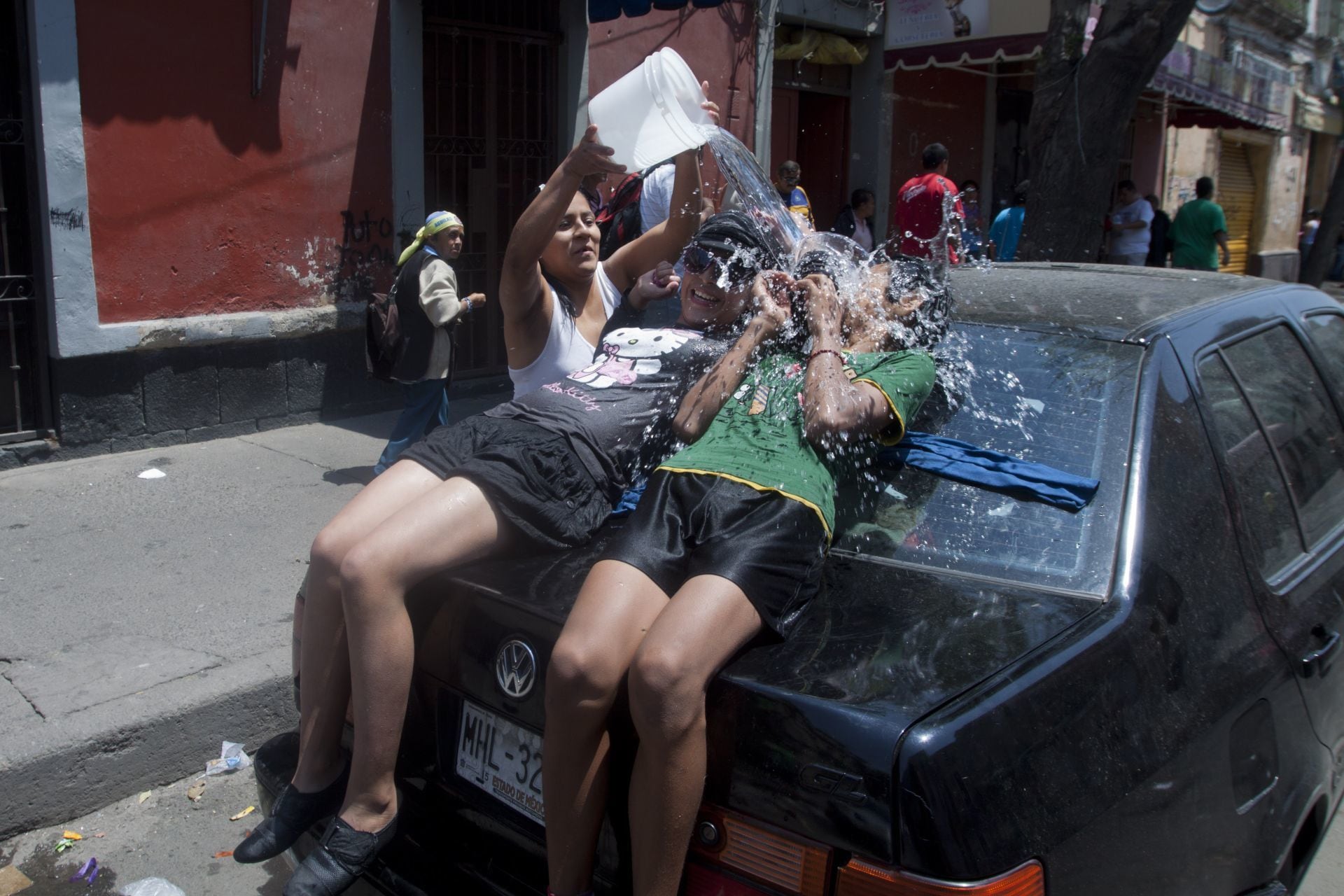 ¡No desperdicies agua este ‘Sábado de Gloria’! En la CDMX pueden multarte por hasta 3 mil 475 pesos