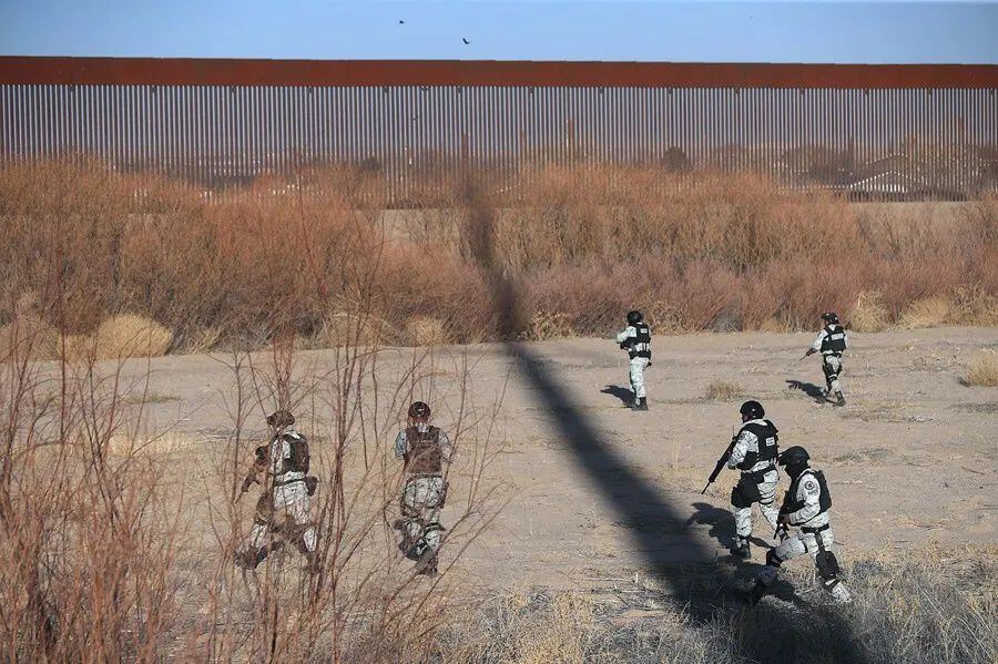 El Ejército mexicano y la Guardia Nacional comenzaron el jueves su operativo conjunto en la frontera de Ciudad Juárez. Foto: EFE