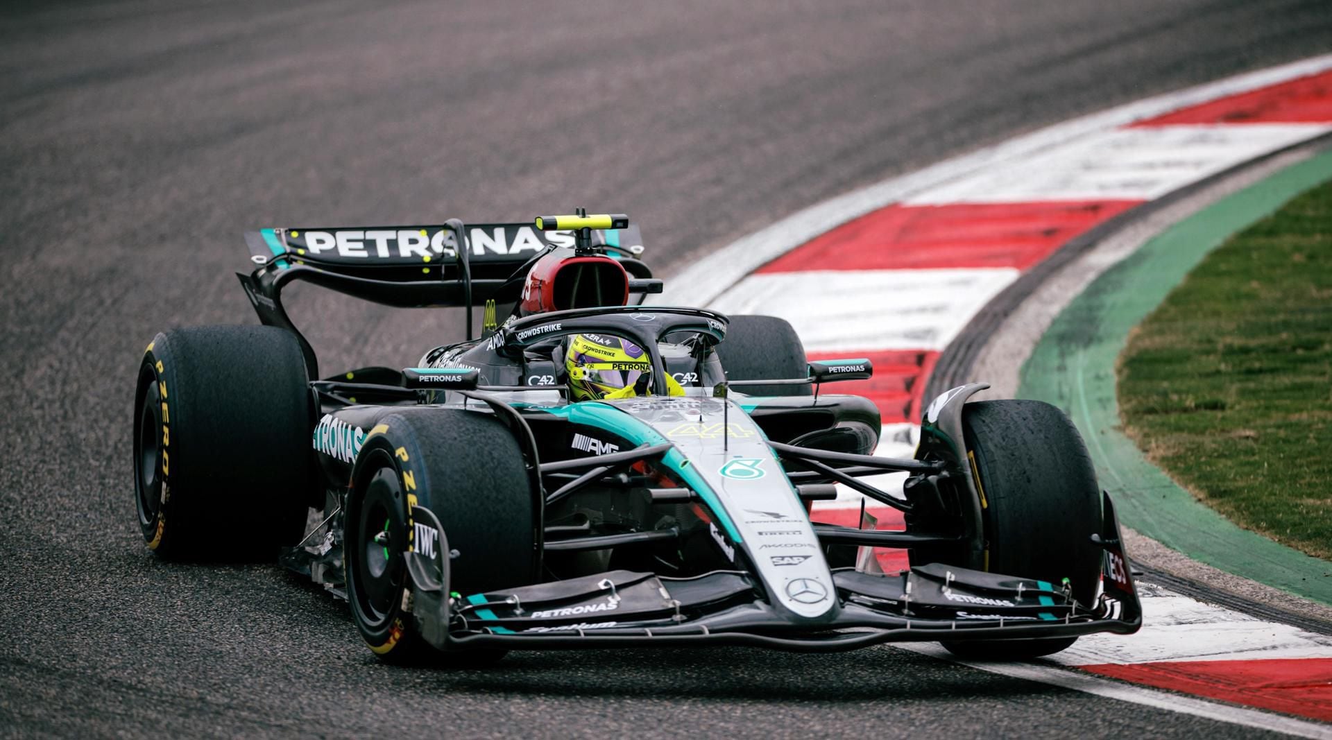 Lewis Hamilton logró subir al podio de la carrera sprint en segundo lugar.