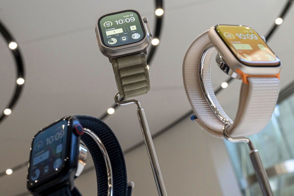 El Apple Watch Ultra 2 es expuesto en un evento en el campus Apple Park en Cupertino, California.