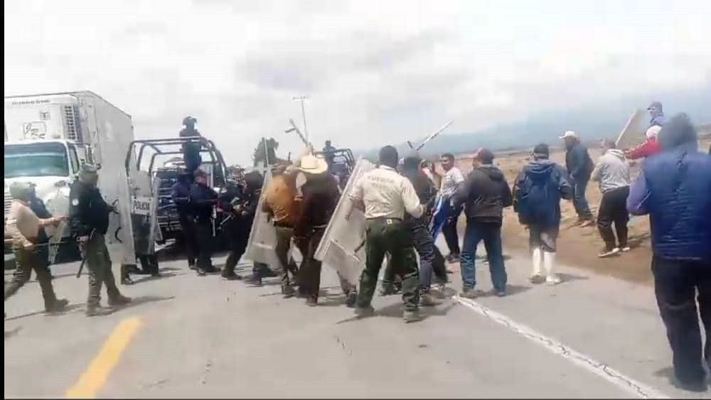 Dos muertos, tras desalojo en carretera de Veracruz
