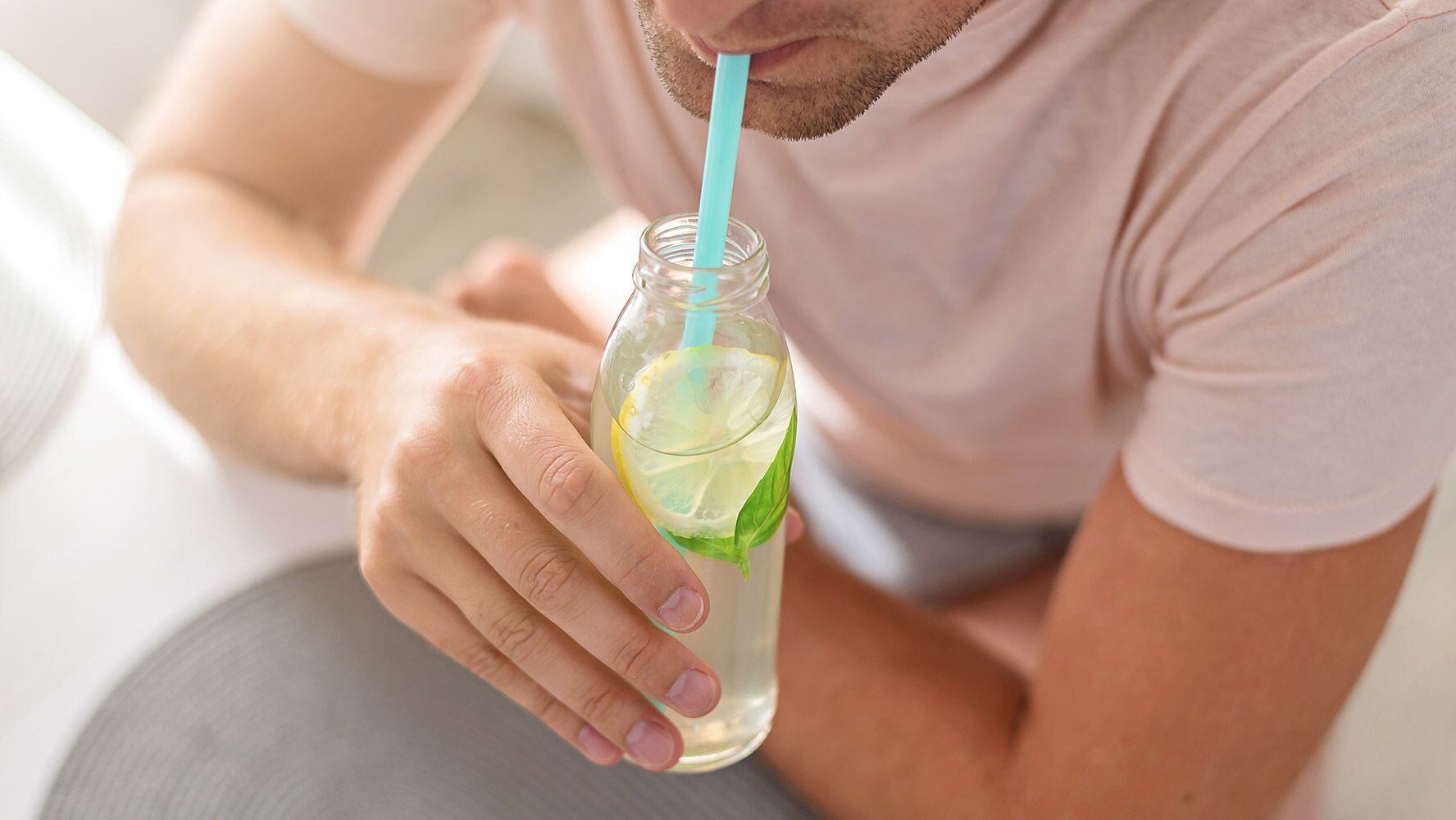 El agua con limón puede tener diversos efectos en el organismo. (Foto: Shutterstock)
