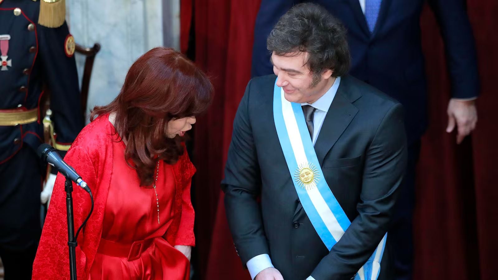 Cristina Fernández recibió una condena de seis años de prisión e inhabilitación perpetua para ocupar cargos públicos por corrupción. [Fotografía. EFE]