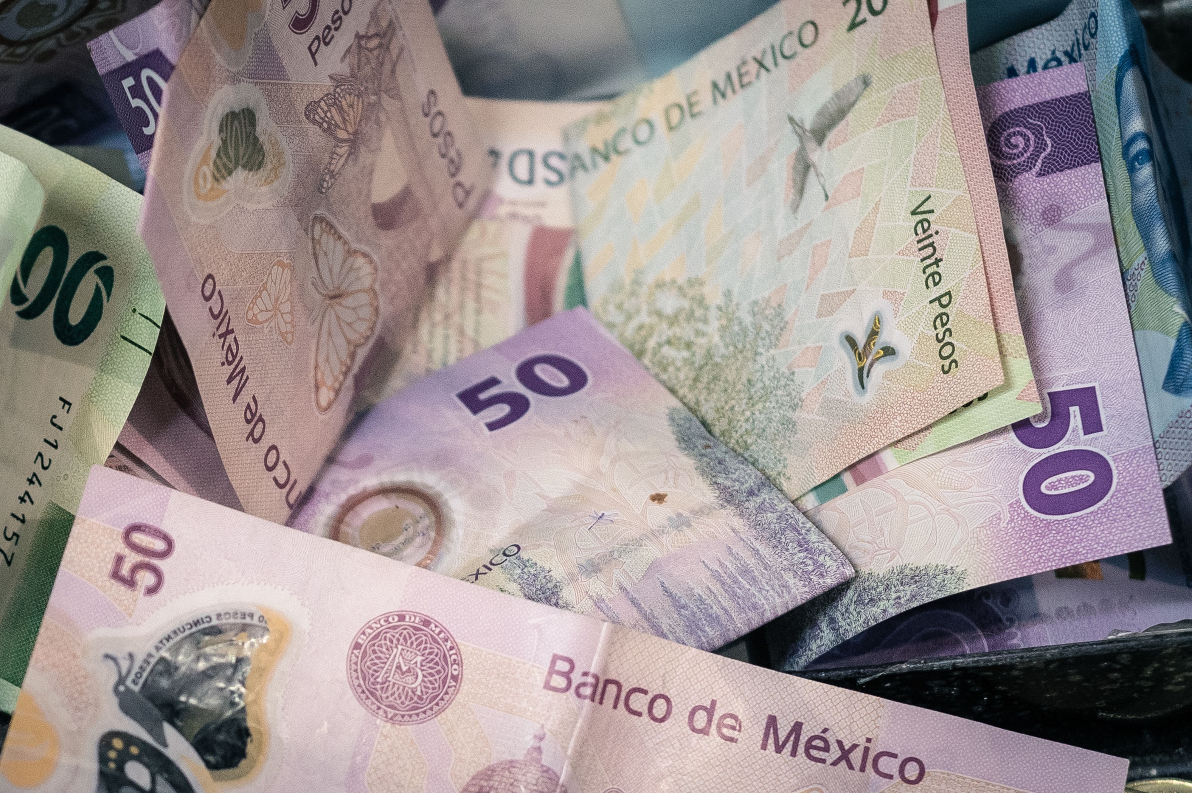 Peso se ‘engarrota’ ante el dólar tras semana ‘movidita’ por aranceles: ¿En cuánto cotiza HOY?