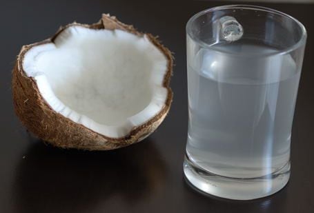 El agua de coco es una de las bebidas que más hidratan al cuerpo. (Foto: Wikimedia Commons)