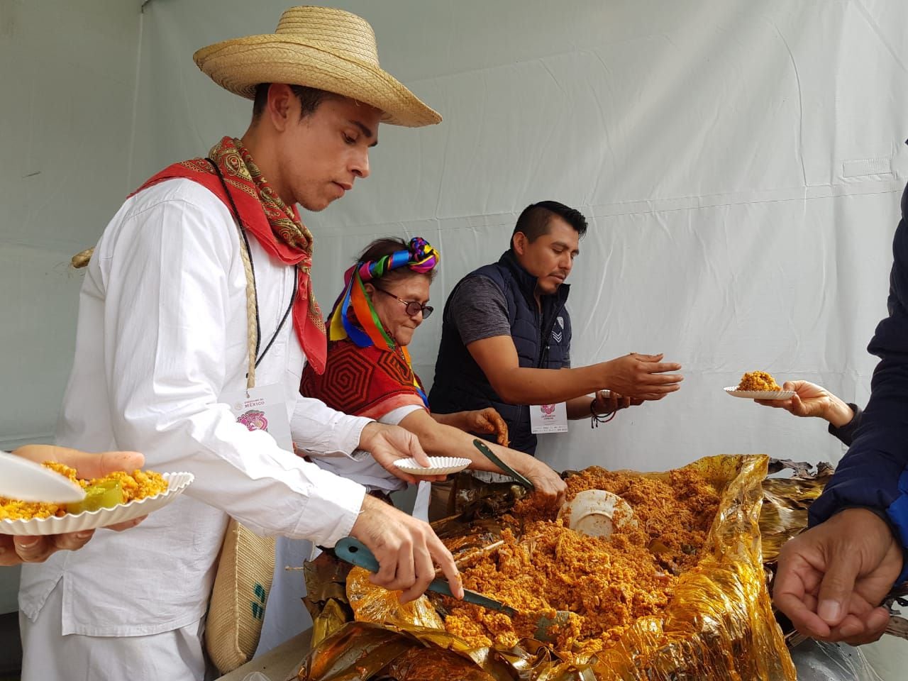 Repartición del zacahuil, el tamal más grande del mundo. (Foto: Facebook / Secretaría de Cultura Puebla).