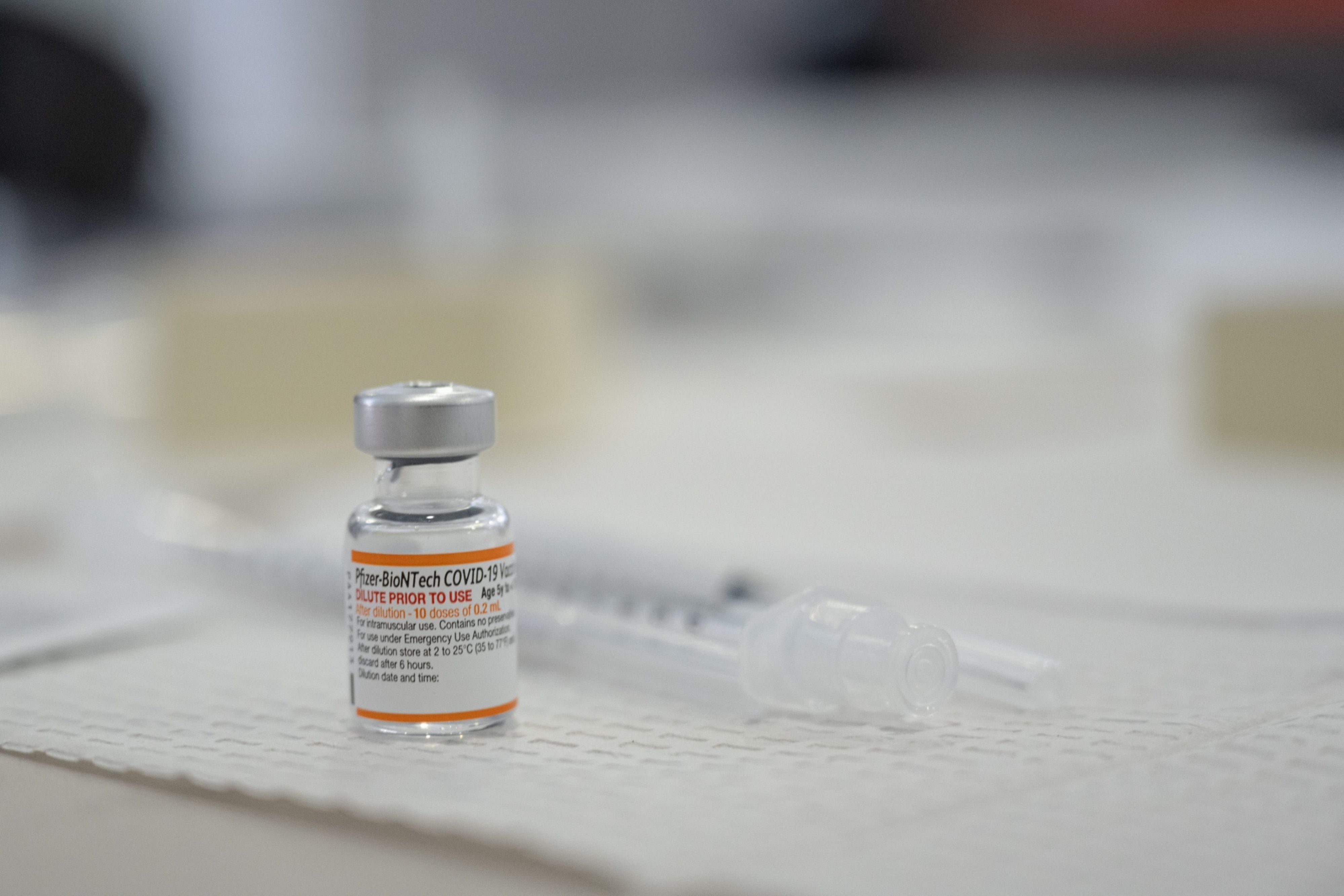 Vacuna COVID contra ómicron estará lista en marzo, asegura Pfizer