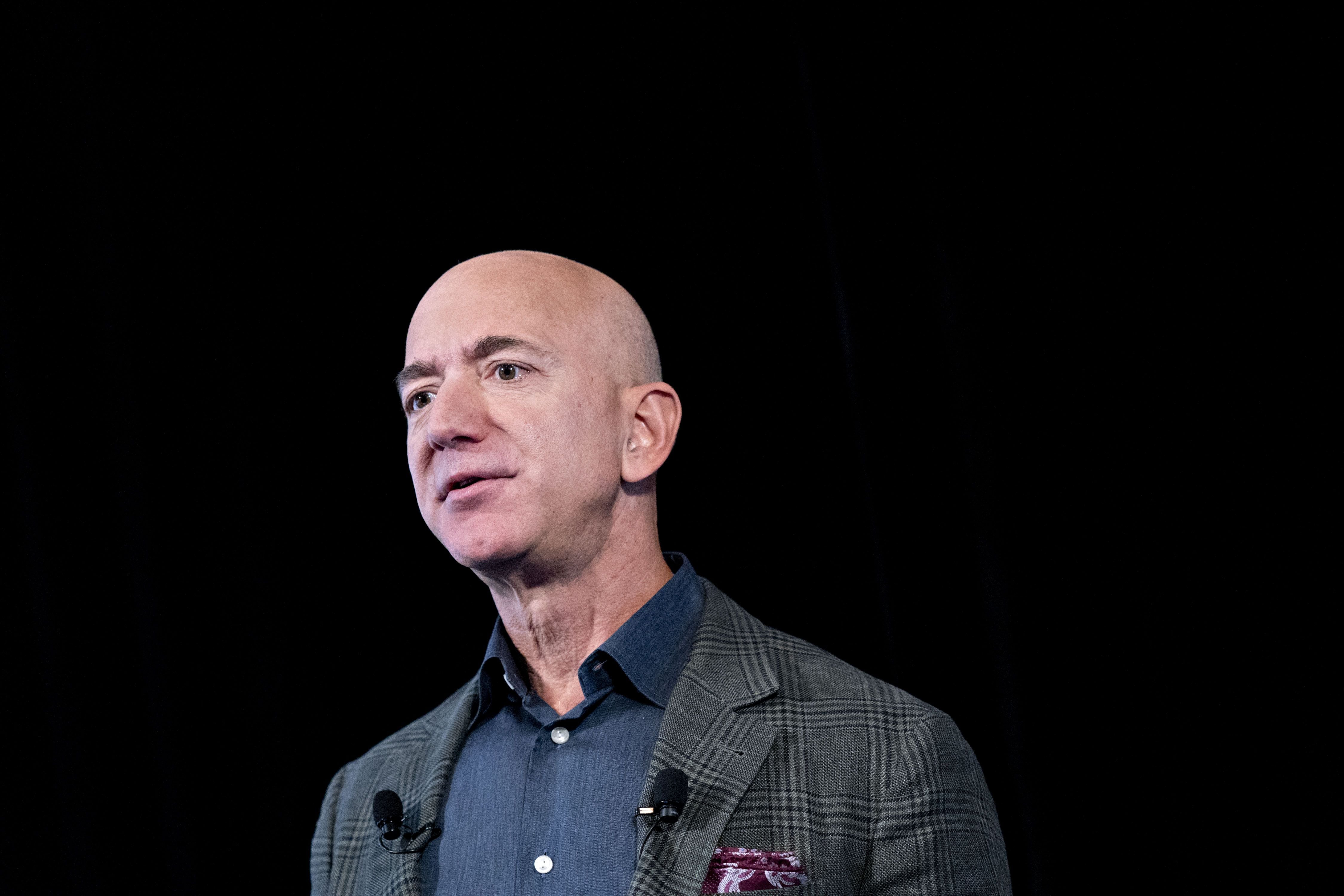 Hombres más ricos del mundo pierden 134 mil mdd tras caída de acciones: Jeff Bezos es el más afectado