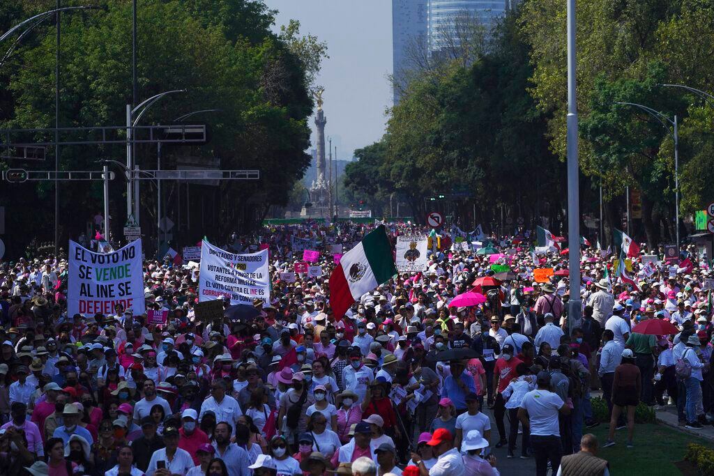 La ‘guerra de cifras’ entre AMLO y organizadores por número de asistentes a marcha por el INE