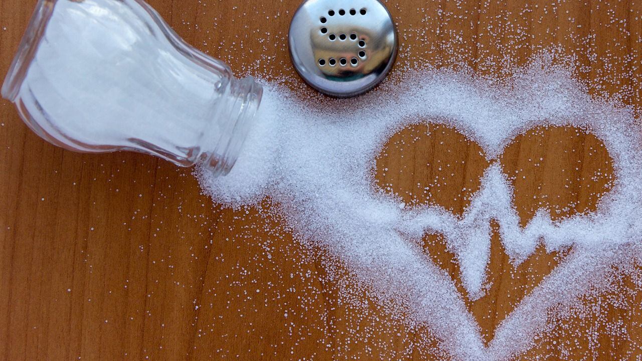 La sal es un ingrediente usado como condimento y para la conservación de alimentos, en exceso es dañino. (Foto: Shutterstock).