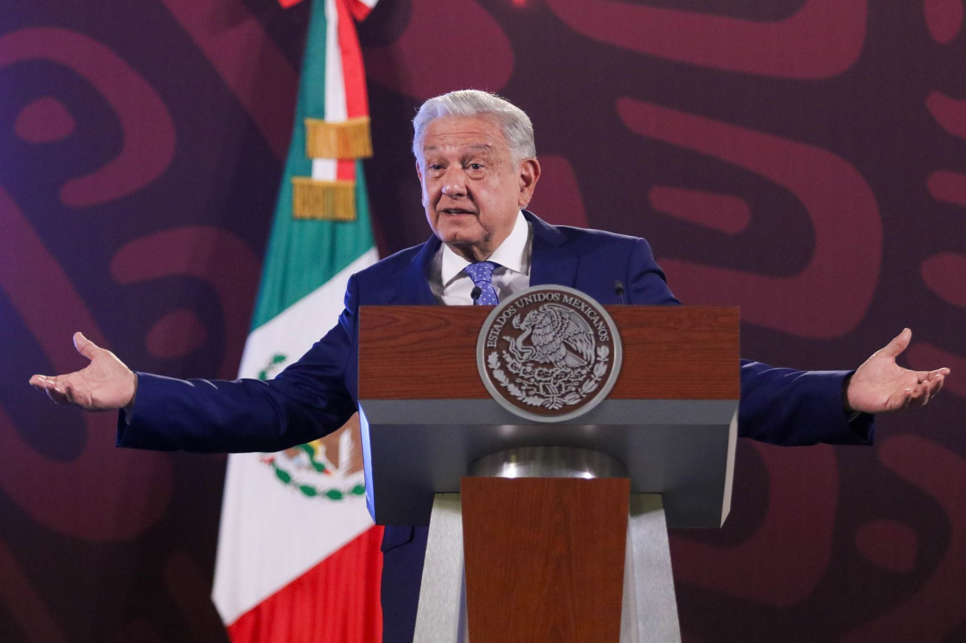 AMLO ‘pone mano dura’ a... ¿EU? Advierte que México será estricto con visas a estadounidenses