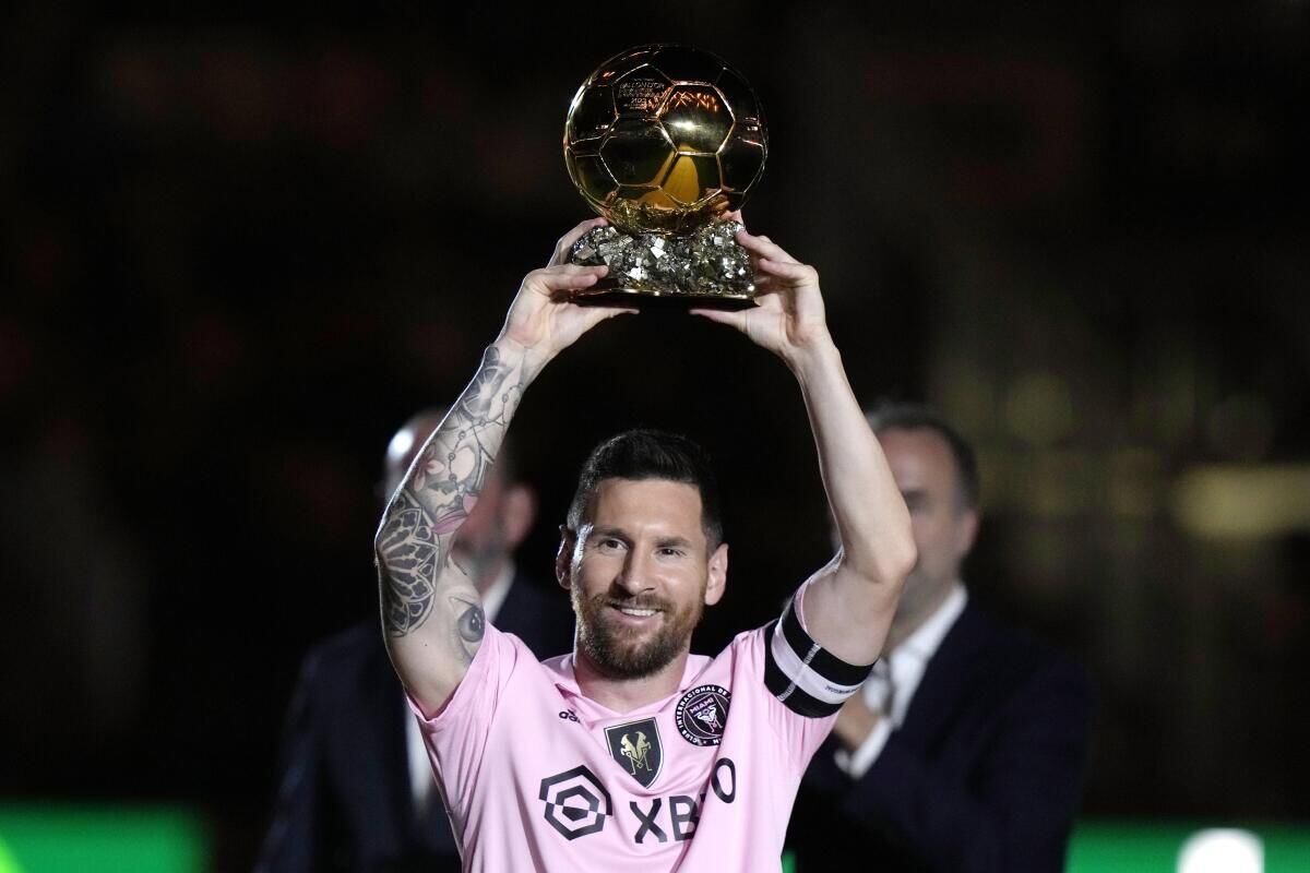 Lionel Messi presentando su octavo Balón de Oro a la afición del Inter Miami
