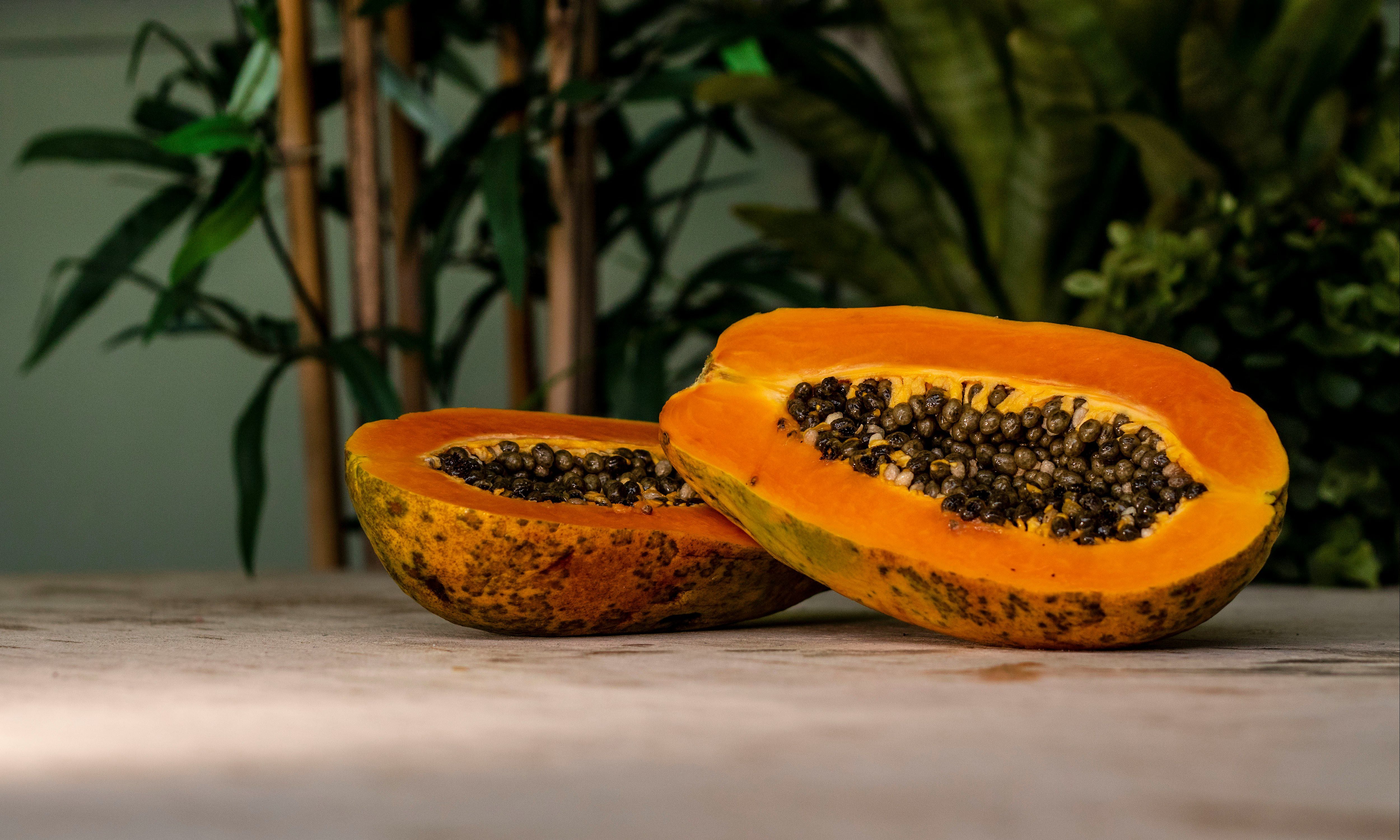 La papaya es una fruta rica en fibra y agua, lo que puede impactar de manera positiva en la salud digestiva. (Foto: Unsplash)