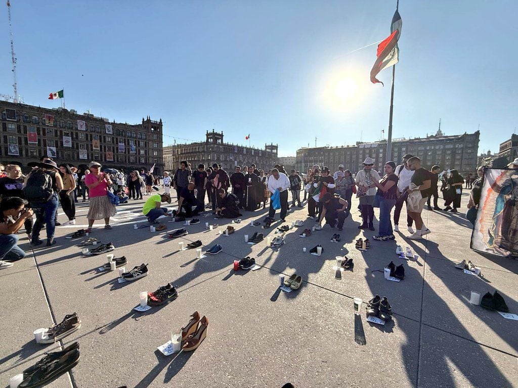 Manifestación en el Zócalo de la CDMX por el centro de reclutamiento del narco encontrado en Teuchitlán. (Centro Prodh).