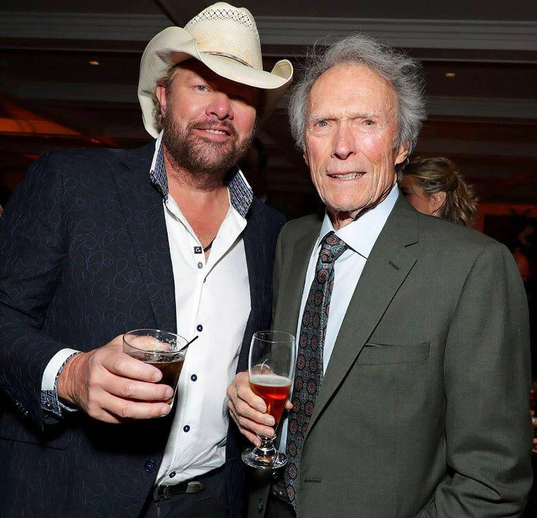 'The Mule', de Netflix, cuenta con la canción 'Dont Let The Old Man In' que Toby escribió después de una conversación con Clint Eastwood. (Foto: @tobykeith).