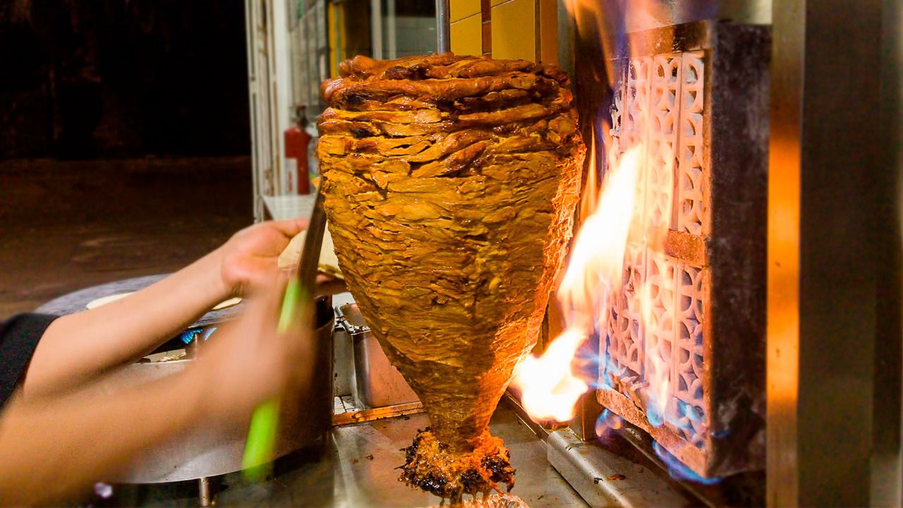 La carne al pastor da como resultado variantes como los tacos y las gringas. (Foto: Shutterstock).