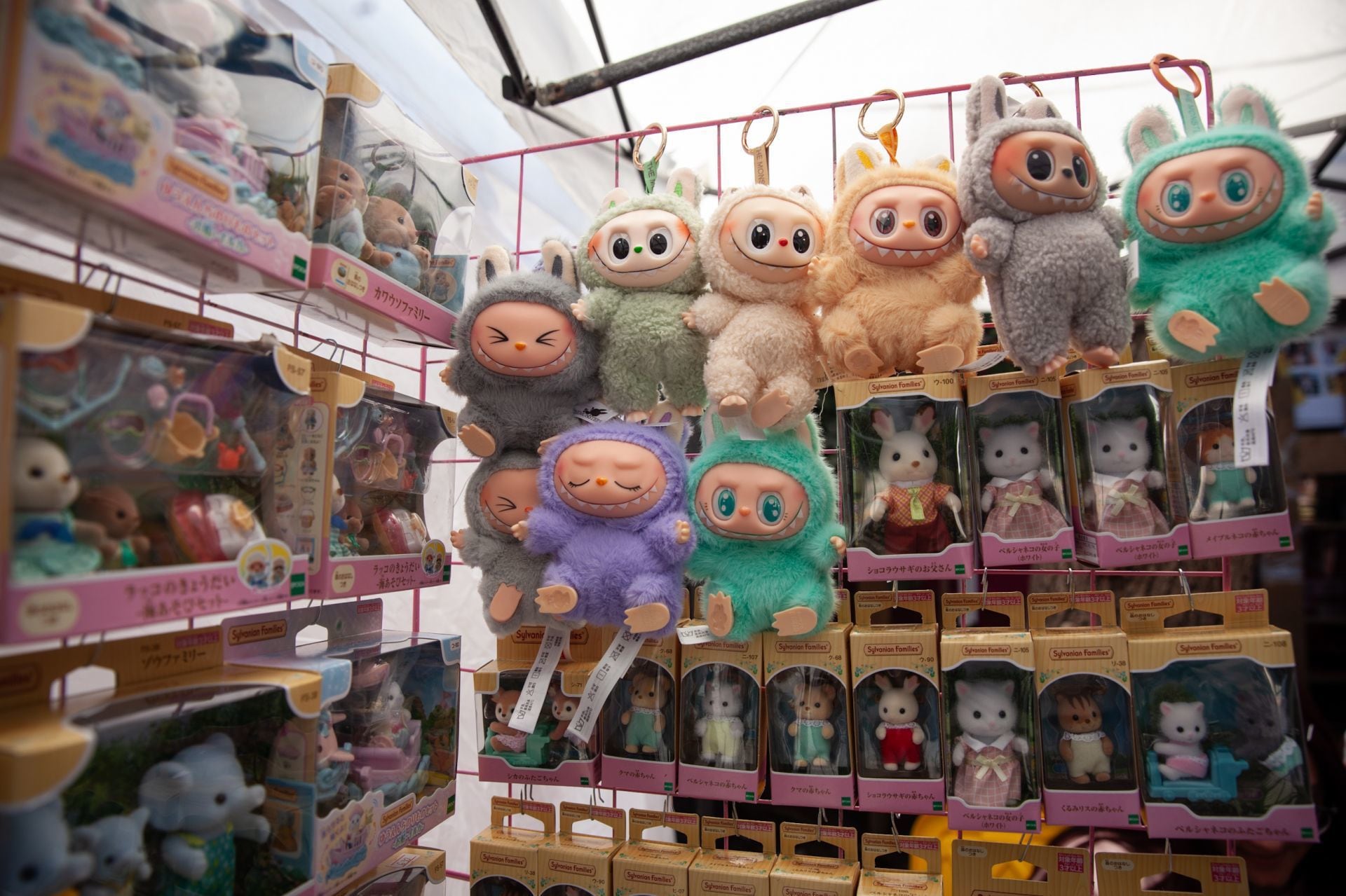 Originales o réplicas, en los tianguis de CDMX puedes encontrar ternurines y Labubus.