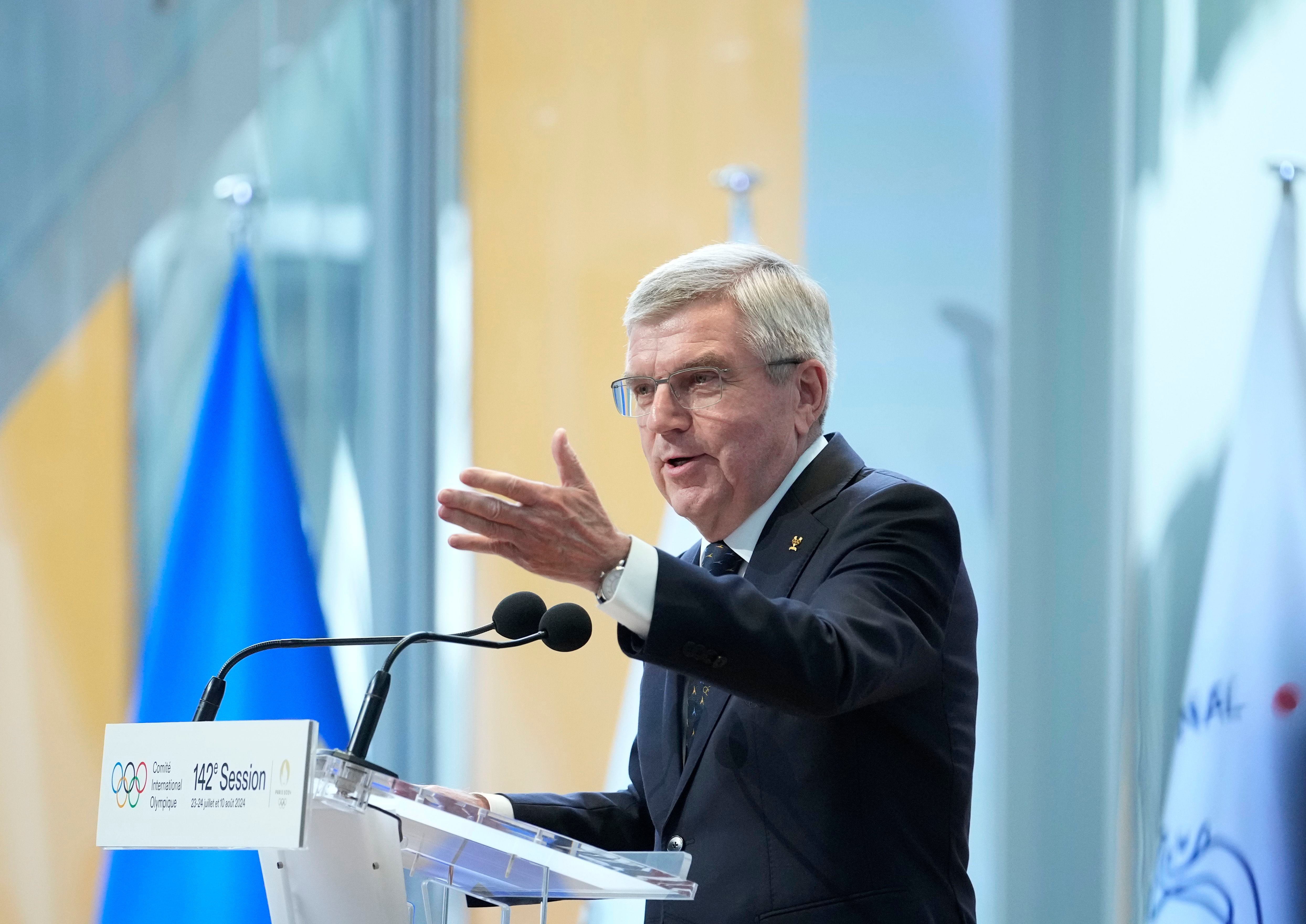 El presidente del COI, Thomas Bach, habló de los estereotipos y discriminación hacia dos boxeadoras en París 2024.